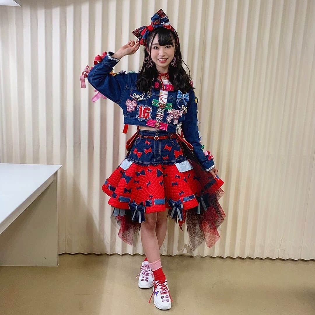 山内瑞葵さんのインスタグラム写真 - (山内瑞葵Instagram)「. ୨୧┈┈┈┈┈┈┈┈┈┈୨୧ . ソロコンサートラスト投稿！ . 袖のところのリボンは 大切な同期（16期）のそれぞれの 色のリボンをつけていただきました！ 19人19色です！ . 髪飾りのリボンも夢だったから 嬉しかったし イヤリングも手作りなんだよおお！ どこ見てもリボンな衣装😌 . 3、4枚目に全身載せたから ぜひさいごまでみてねー！！！ . どの衣装も本当に細かいところまで こだわりが強くて愛を感じました。 一回きりじゃもったいなさすぎるので また何回も着られますように🙏🏻 . #AKB48 #ソロコンサート #衣装 #リボン #カラフル . ୨୧┈┈┈┈┈┈┈┈┈┈୨୧」2月6日 23時47分 - zukky_48