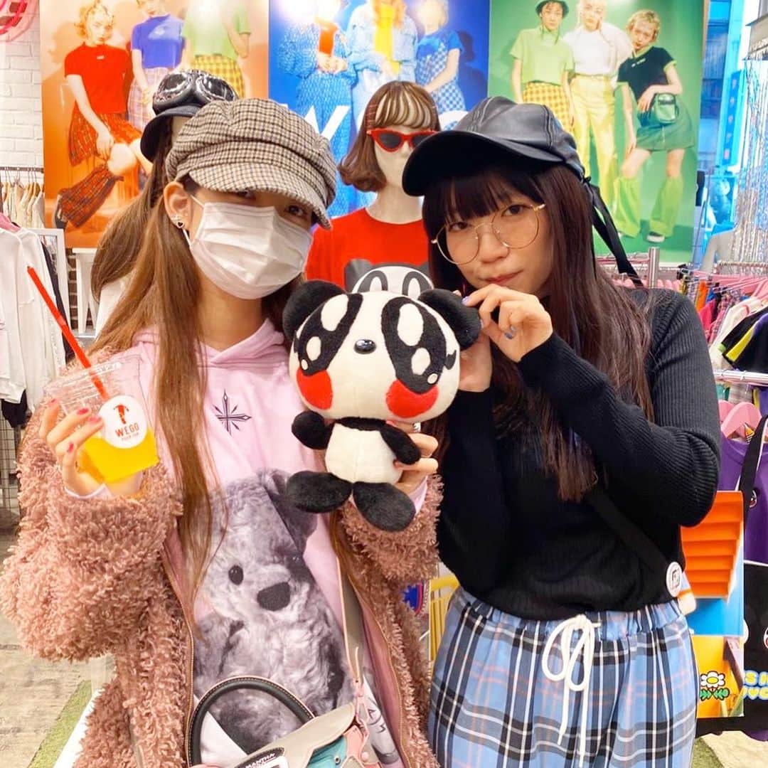 ぱいぱいでか美のインスタグラム：「WEGO/W♡C展示会へにっちやんと❤︎ ひとまずW♡Cの写真！ ꙳ #WEGO #w❤️c #exhibition #lovershouse #西井万理那 #にっちやん #Lovlnail ꙳ WEGOはまた載せるのでW♡Cから。 今回もポップに可愛くて最高！ しかもなんと言ってもLOVERS HOUSEとのコラボよ(T . T) 懐かしすぎ泣いたー(T . T) 後ろに写ってる赤のトップスつけてきたよ〜 時を戻そう ピューウ♪すぎる ヤマシタさんは私のツボをわかりすぎてます。笑 あとLovlの爪が大集合したのも楽しかったです！世間の狭さ！ にっちやんすっぴんなのでほぼ赤ちゃんでした可愛い❤︎」