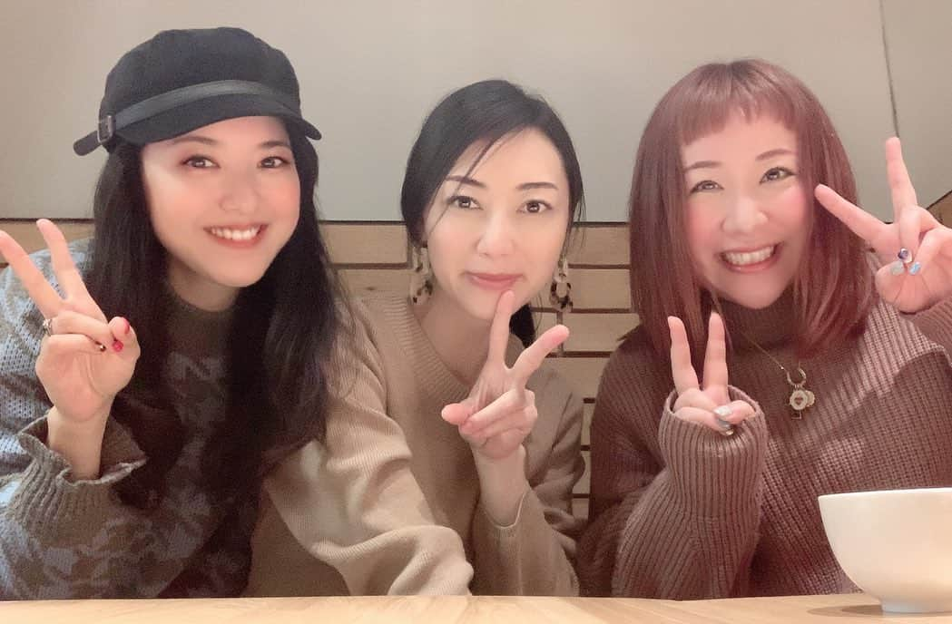 浜口順子さんのインスタグラム写真 - (浜口順子Instagram)「またまたこの３人大集結💓 その名も　#オーガニックの会 なんでこの名前かはわかりません❗️笑 会うといつも喋り倒す３人。 いろんなお話しを… 今日は、おくにの結婚式の時のお話しにずっと爆笑🤣 あー楽しかった。  ランチのお店は３人が大好きな 薬膳ランチのお店にて💓 薬膳スープとお粥がめっちゃ美味しくて、 いつも大盛りにします✨  みほ、おくに〜❗️ またランチしようね💓  #ランチ #lunch #food #料理 #yummy #tokyo #お昼ごはん #happy #delicious #おひるごはん #japan #foodstagram #レストラン #お洒落 #野菜 #表参道 #love #ごはん #foodpic #healthy #薬膳 #beautiful #health #eat #chinese #グルメ #薬膳料理 #青山 #東京」2月6日 23時58分 - hamaguchijunko