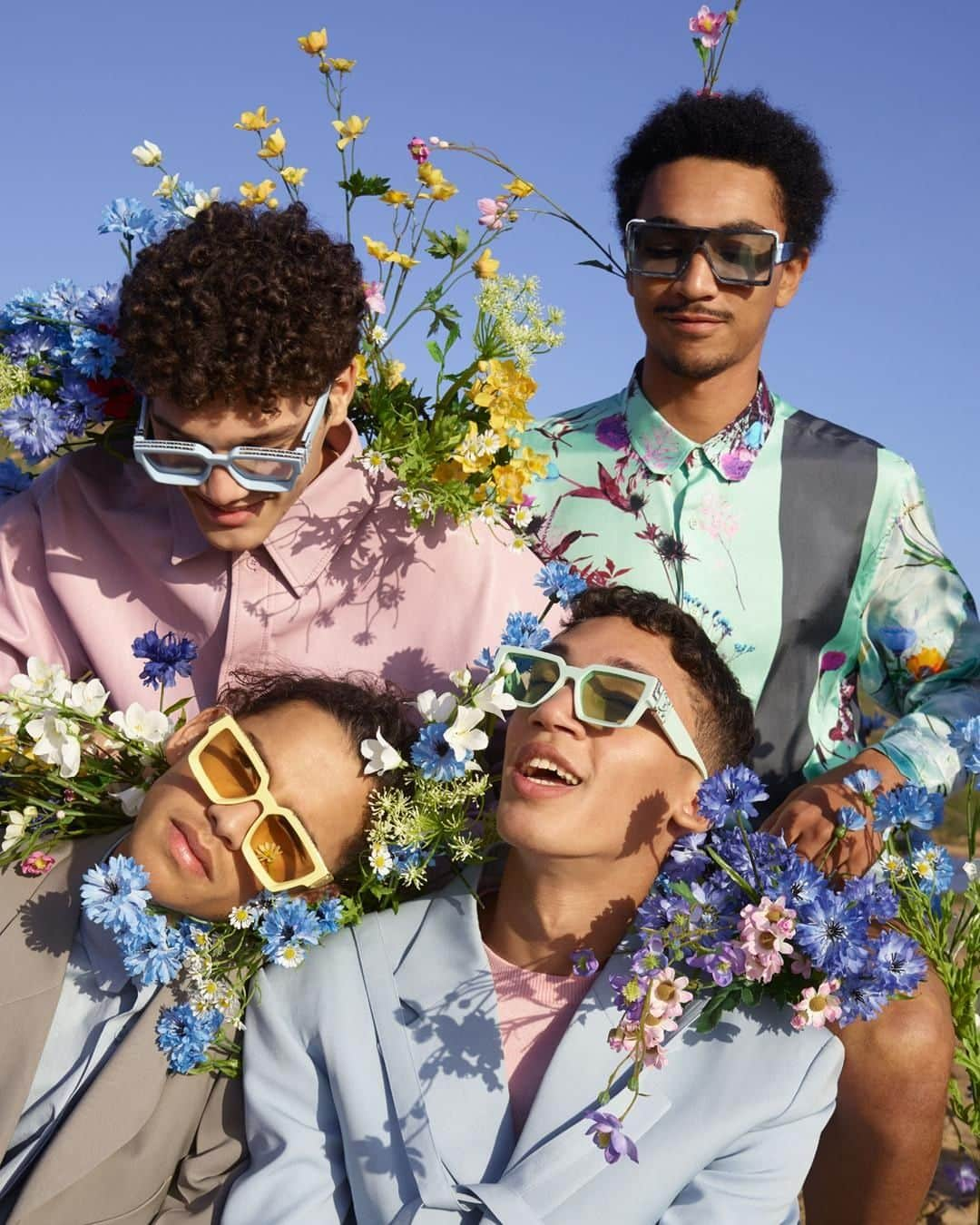 ルイ・ヴィトンさんのインスタグラム写真 - (ルイ・ヴィトンInstagram)「Freedom through unity. @VirgilAbloh’s now-iconic sunglasses for #LouisVuitton take on the pastel palette of #LVMenSS20. Find the latest Men’s Collection via link in bio.」2月7日 0時00分 - louisvuitton