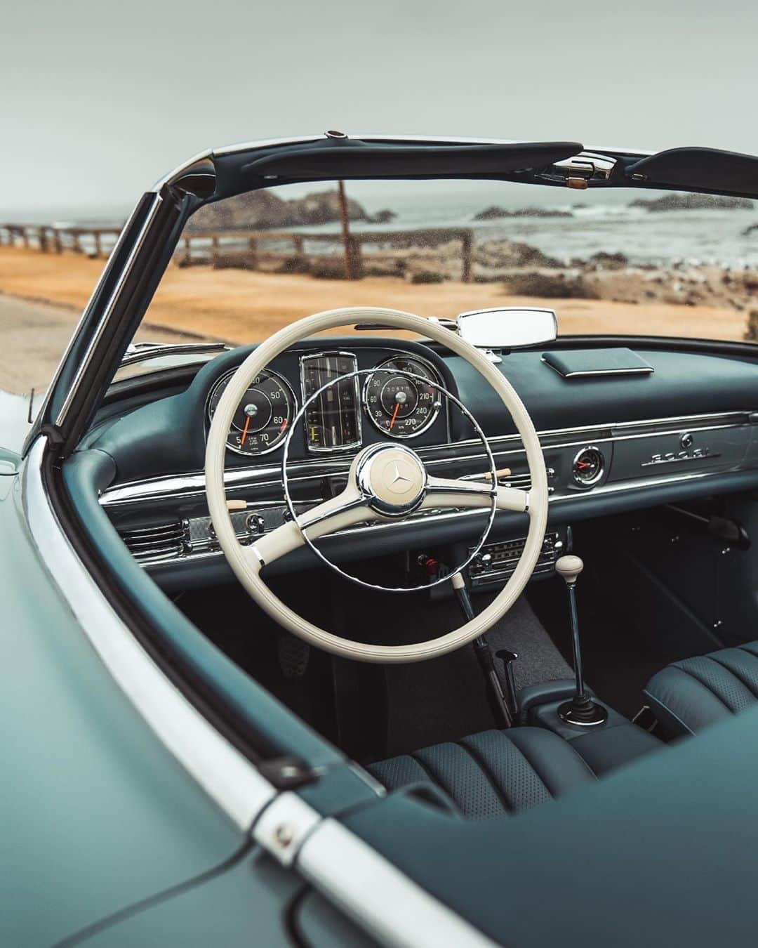 メルセデス・ベンツさんのインスタグラム写真 - (メルセデス・ベンツInstagram)「#ThrowbackThursday to a very special classic: the iconic 300 SL. #Daimler #MercedesBenz #tbt #classiccar #vintage 📸 via @daimler_ag」2月7日 0時00分 - mercedesbenz