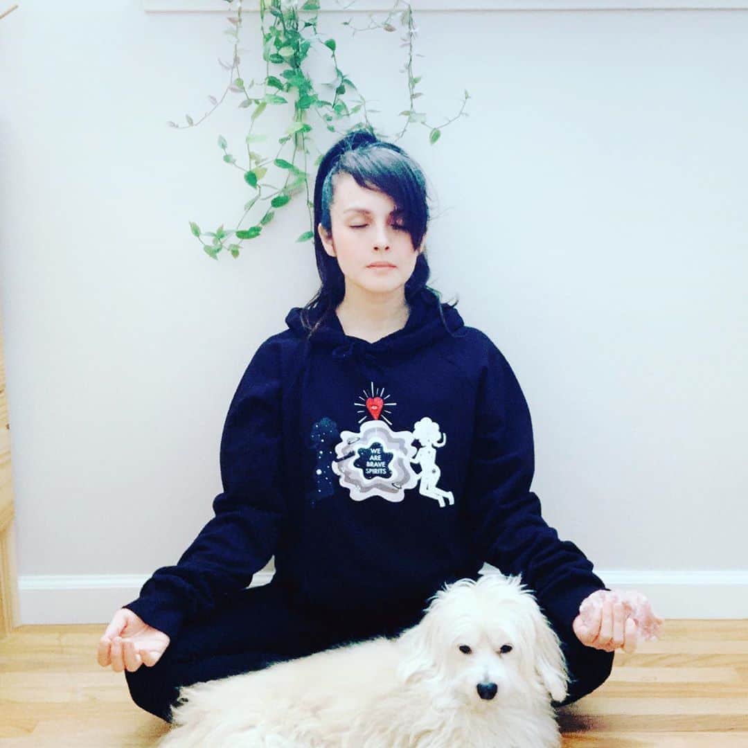 OLIVIAのインスタグラム：「Meditation buddy❤️🐶😘❤️💕 #mythicalcreature #mrwhiskers @wearebravespiritsapparel」