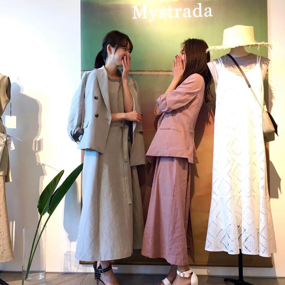 のインスタグラム：「いつもお世話になっている @arpege_story さんの展示会へ！ . ももちゃんとミント×ピンクで双子コーデして写真撮ったよ！ 撮影の組み合わせもだいたいこの配色💚💗 . 春夏可愛かったな〜 早く暖かくなって着たい！！ . #arpegestory #apuweiserriche  #rirandture  #mystrada  #jusglitty  #ss #springsummer #spring #summer #2020 #ss2020 #collection  #アルページュストーリー #展示会 #春夏 #春夏展示会」