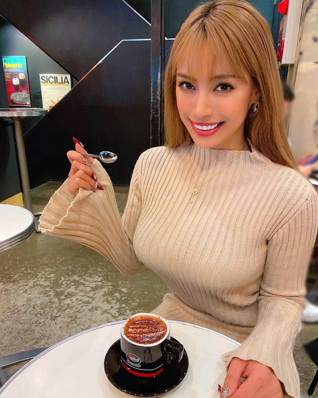 CYBERJAPAN Staffのインスタグラム：「#repost @cjd_junon ❄️寒すぎない？？😑 温かいの飲もっ✨☕️☆ : この前、SBC赤坂見附院で @sbc_shion.h 先生にお肌の ピーリングをお願いしたよ💋🍓×.° : お肌がワントーン明るくなって ツルツルになって幸せ🥺✨✨ 詩音先生ありがとうございました😊‼️ とーってもかわいい先生👩‍🏫✨ お悩み解決してくれるよ🔍☆+.° モニター等も募集中みたいだから行ってみてね✌️✨✨ : 明日は久々京都ドゥエス‼️‼️ @worldkyoto ヨロノンです🚨🔥 時間は00:05〜 01:35〜 03:00〜☆ : #cyberjapan #junon #サイバージャパン #ジュノン」