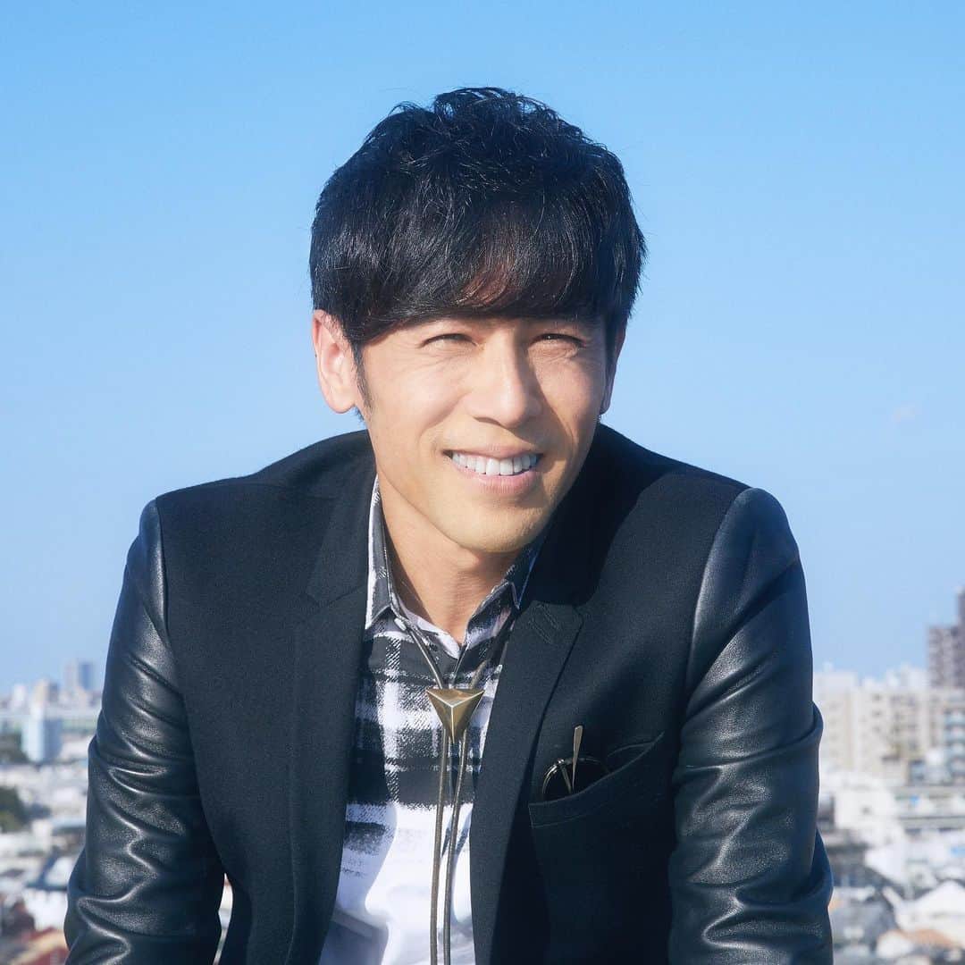 寺岡呼人のインスタグラム：「寺岡呼人、誕生日を迎えましたー😀（パチパチ👏）﻿ 今日で52歳！﻿ 益々、パワフルに音楽に没頭する日々にしていきます！﻿ ﻿ そんな誕生日に、春から始まるツアーの一般発売が始まります！全国に行きます、お近くの方、是非遊びに来てくださいね！﻿ ﻿ 2月7日(金) 10:00ー ﻿ 受付URL 　http://eplus.jp/yohito/ ﻿ ※先着受付、規定枚数になり次第終了！﻿ ﻿ 寺岡呼人ツアー2020 〜NO GUARD〜　﻿ スペシャルゲスト浜端ヨウヘイ﻿ ﻿ ﻿ 4月11日（土） 長野　ネオンホール　﻿ (OPEN/START)17:30/18:00﻿ ﻿ 4月12日（日） 金沢 もっきりや ﻿ (OPEN/START)15:30/16:00﻿ ﻿ 4月18日(土) 　倉敷　REDBOX ★﻿ (OPEN/START)15:30/16:00﻿ ﻿ 4月19日 福岡(日) 　rooms ★﻿ (OPEN/START)15:30/16:00﻿ ﻿ 4月21日（火） 高知　X-pt.【クロスポイント】　★﻿ (OPEN/START)18:30/19:00﻿ ﻿ 4月22日（水） 淡路島　マトヤ楽器　的矢ミュージックスタジオ ★﻿ (OPEN/START)18:30/19:00﻿ ﻿ 4月24日（金） 名古屋　ell.SIZE　★ ﻿ (OPEN/START)18:30/19:00﻿ ﻿ 4月26日（日） Mt.RAINIER HALL SHIBUYA PLEASURE PLEASURE　★ ﻿ (OPEN/START)15:30/16:00﻿ ﻿ 4月28日 山形（火） 　FRANK LLOYD WRIGHT ﻿ (OPEN/START)18:30/19:00﻿ ﻿ 4月29日（水・祝） 仙台　SENDAI KOFFEE ﻿ (OPEN/START)17:30/18:00﻿ ﻿ 5月2日(土) 心斎橋　JANUS★ ﻿ (OPEN/START)15:30/16:00﻿ ﻿ 5月16日（土） 札幌　円山夜想 ﻿ (OPEN/START)18:00/18:30﻿ ﻿ 5月23日（土） 横浜Thumbs Up ﻿ (OPEN/START)15:00/16:00﻿ ﻿ ★バンド﻿ それ以外は弾き語りになります。﻿ ﻿ #寺岡呼人﻿ #浜端ヨウヘイ  #まだまだ行くでー  #前夜祭で酔ってまーす」