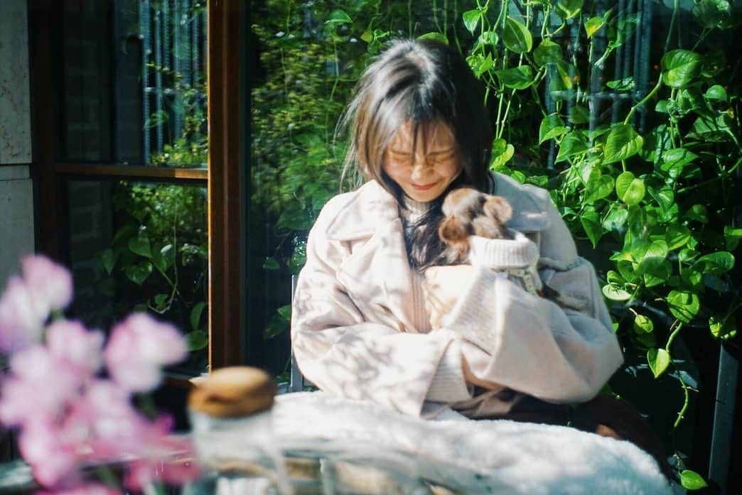 朝見心のインスタグラム：「(∵)﻿ 可愛い可愛い可愛い奈緒ちゃんが﻿ 可愛い可愛い魚谷さんと﻿ 私を撮ってくれました﻿ ﻿ 奈緒ちゃんは﻿ 本当に﻿ 全てが可愛くて尊い﻿ ﻿ 声も﻿ 表情も﻿ 表現も﻿ 言葉も﻿ 音も﻿ ぜんぶ﻿ 愛に溢れています﻿ ﻿ めちゃくちゃ癒された﻿ 存在が癒し﻿ ﻿ デトックス﻿ 生きるデトックス﻿ 奈緒﻿ ﻿ 魚谷さんも可愛くてふわふわで﻿ 奈緒ちゃんがママで良かったね！！！！！と﻿ 全力で切実に思いました﻿ ﻿ また会いましょう♡﻿」