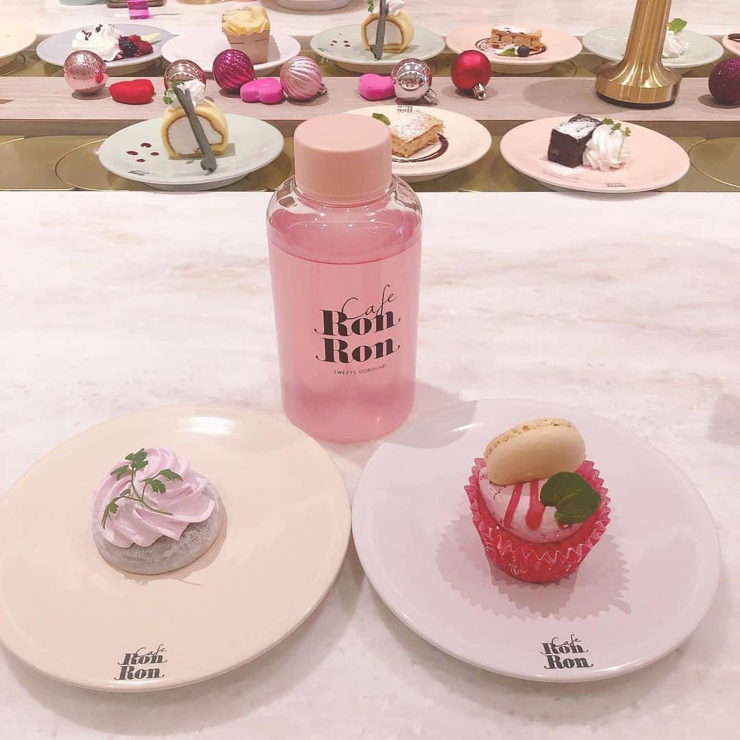 楠木まゆさんのインスタグラム写真 - (楠木まゆInstagram)「回転スイーツ食べ放題 CafeRonRon🍰🍩🍴 ・ オープン当初からずっと行きたかったカフェロンロン行ってきました🥰 簡単に言えば回転寿司のめちゃくちゃ可愛くなったスイーツversionのお店です🥰 スイーツを2100円(ライン友達登録で100円オフ)で食べ放題ってスイーツ好きならたまらない、、、！よね？ ・ 私的ナンバーワンだったのは2.3枚目に乗ってるマカロンが上に乗ってるカップケーキ！ あとは甘いものばかりだからポテチがめちゃくちゃ美味しく感じた、、、 1枚目の手に持ってるのはチーズドック🧀❤ 最初甘いのしか回ってこなくて甘いの飽きてきてる頃にやっとご飯系も来て写真ほぼ撮らずにすぐ食べちゃった(笑) ・ なので、カフェロンロンに行くなら少しだけご飯食べてから行くのをオススメします🙆‍♀️✨ 甘党さん、映えたい方ぜひ！ 行ってみてね！ バレンタイン限定メニューとかもありました！(写真の6枚目) (男性だけのお客さんは私の時はいなかったから男性はぜひ女性と、、、、🤭🤭？) ・ ・ #caferonron #カフェロンロン #回転スイーツ #スイーツ食べ放題 #sweet #原宿カフェ #原宿 #harajuku #表参道 #表参道カフェ #omotesando #バレンタイン限定 #コーンがついてるやつはポテトサラダだったよ #映えカフェ #可愛いカフェ #カフェ #カフェというかなんというか #1回は行くべき #とにかく可愛い #💗 #🍰」2月7日 0時34分 - kusunoki__mayu