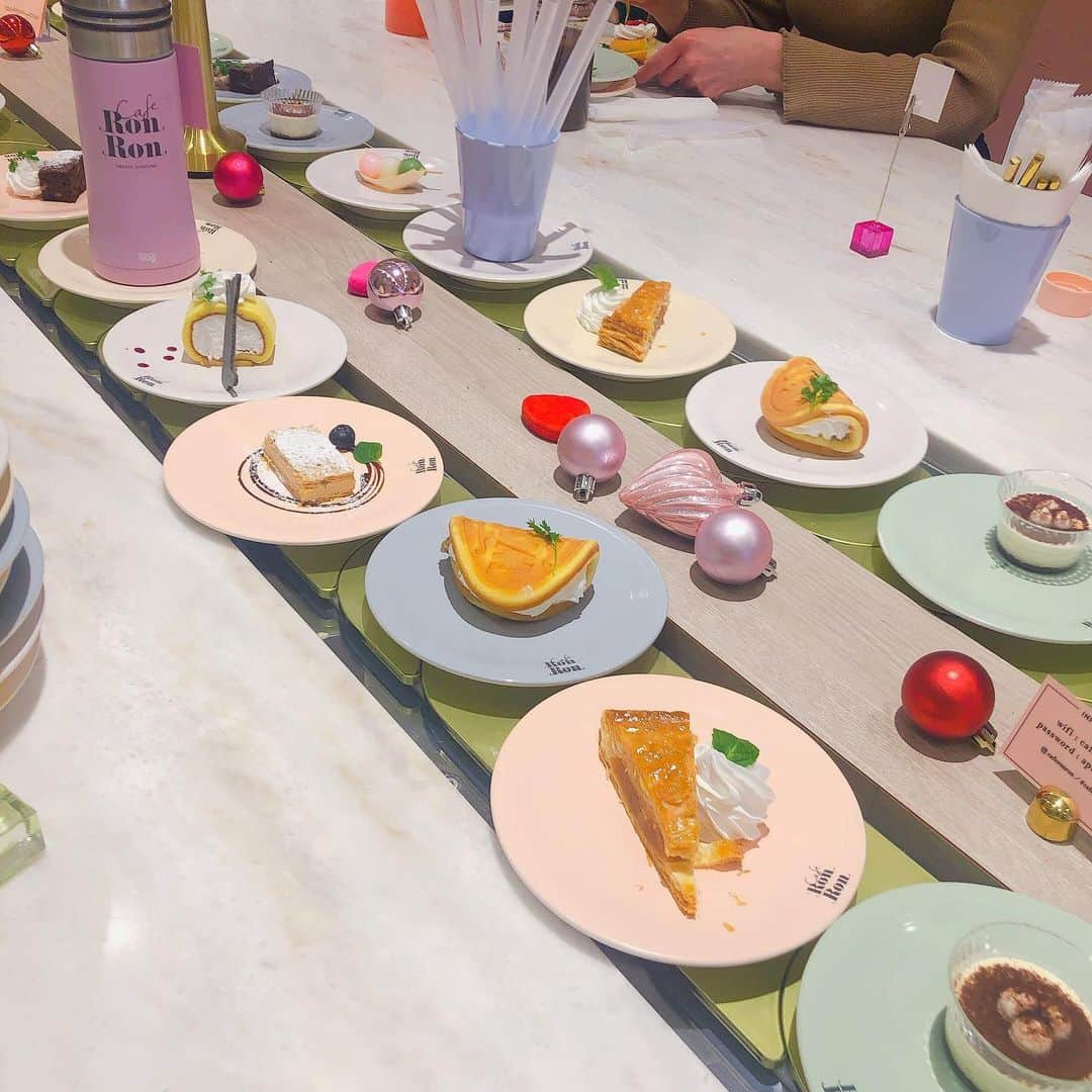 楠木まゆさんのインスタグラム写真 - (楠木まゆInstagram)「回転スイーツ食べ放題 CafeRonRon🍰🍩🍴 ・ オープン当初からずっと行きたかったカフェロンロン行ってきました🥰 簡単に言えば回転寿司のめちゃくちゃ可愛くなったスイーツversionのお店です🥰 スイーツを2100円(ライン友達登録で100円オフ)で食べ放題ってスイーツ好きならたまらない、、、！よね？ ・ 私的ナンバーワンだったのは2.3枚目に乗ってるマカロンが上に乗ってるカップケーキ！ あとは甘いものばかりだからポテチがめちゃくちゃ美味しく感じた、、、 1枚目の手に持ってるのはチーズドック🧀❤ 最初甘いのしか回ってこなくて甘いの飽きてきてる頃にやっとご飯系も来て写真ほぼ撮らずにすぐ食べちゃった(笑) ・ なので、カフェロンロンに行くなら少しだけご飯食べてから行くのをオススメします🙆‍♀️✨ 甘党さん、映えたい方ぜひ！ 行ってみてね！ バレンタイン限定メニューとかもありました！(写真の6枚目) (男性だけのお客さんは私の時はいなかったから男性はぜひ女性と、、、、🤭🤭？) ・ ・ #caferonron #カフェロンロン #回転スイーツ #スイーツ食べ放題 #sweet #原宿カフェ #原宿 #harajuku #表参道 #表参道カフェ #omotesando #バレンタイン限定 #コーンがついてるやつはポテトサラダだったよ #映えカフェ #可愛いカフェ #カフェ #カフェというかなんというか #1回は行くべき #とにかく可愛い #💗 #🍰」2月7日 0時34分 - kusunoki__mayu