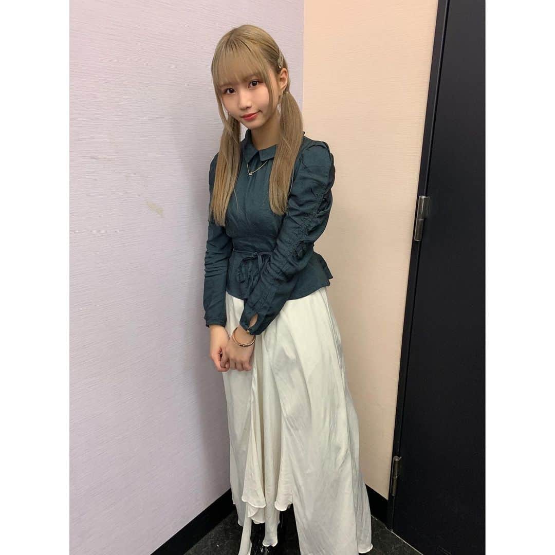 小山涼香のインスタグラム：「厚底履いててもロング丈が床のギリギリ、低身長あるあるだと思う リアルに158cm求む」