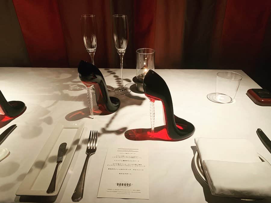 のインスタグラム：「. BANQUK🍽🍷 🖤マリーアントワネットの晩餐🖤 2回目だけどここ好きな所🥰 #乃木坂 #六本木 #フレンチ #ワインバー #イタリアン #ルブタン #ルブタングラス #ハイヒール #ハイヒールグラス」