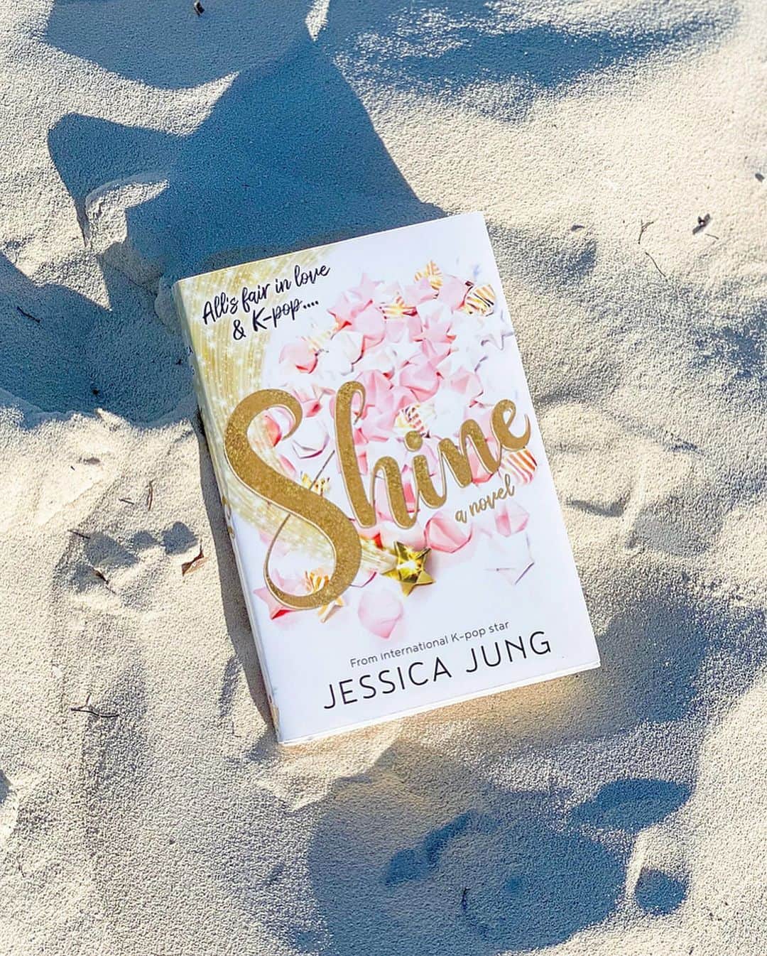 ジェシカ さんのインスタグラム写真 - (ジェシカ Instagram)「Beach Reading • • 📖🏝 My novel #SHINE is inspired by my life’s adventures. It’s available for pre-order now! Link in bio✨ #readSHINE @simonteen」2月7日 0時49分 - jessica.syj