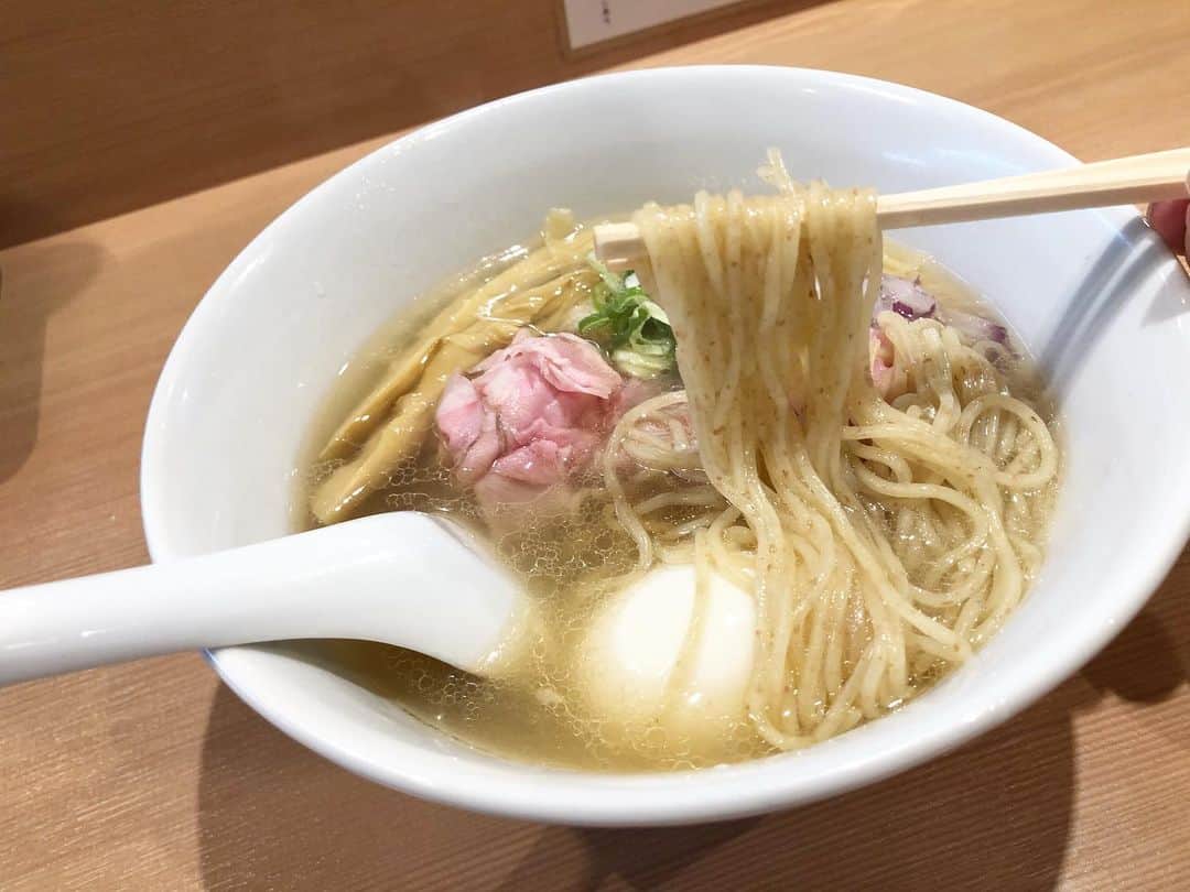 三宅智子さんのインスタグラム写真 - (三宅智子Instagram)「金目鯛の出汁のらぁめん♪  前々からずっと気になってたのに全然行けてなくて、ようやく行けました！  旨味たっぷりの良い出汁出てて、美味しかった♪  #らぁ麺鳳仙花 #新宿歌舞伎町 #金目鯛ラーメン #麺すたぐらむ」2月7日 11時51分 - tomoko1121m