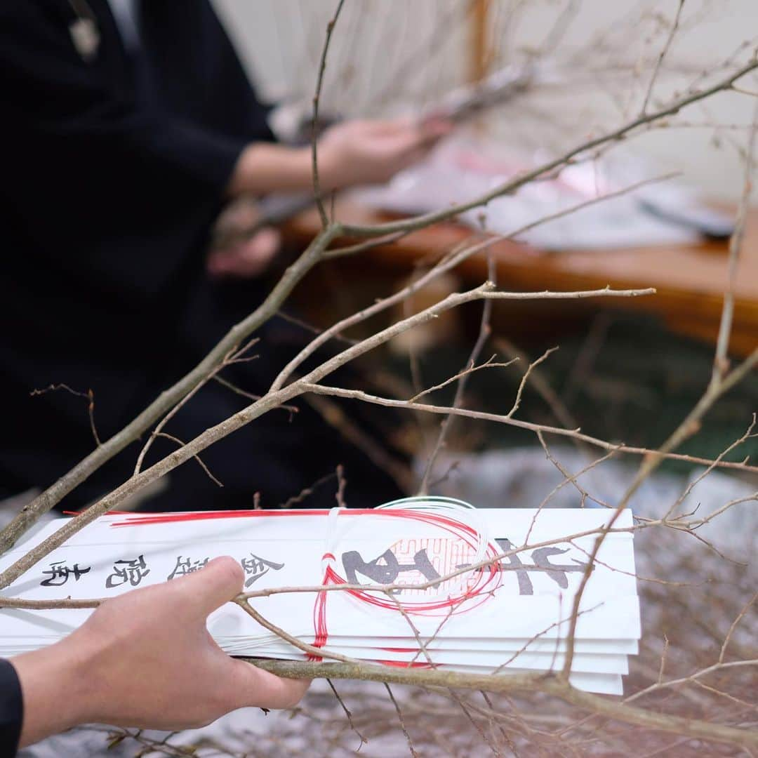 奈良 長谷寺 / nara hasederaさんのインスタグラム写真 - (奈良 長谷寺 / nara hasederaInstagram)「2/14の#だだおし で使用する、#牛玉札 (ごおうふだ)。中には「だだおし」の由来となる#閻魔大王 から頂いたとされる#だんだ印 が押されている。それを#四手 の枝に挟み鬼を退散させる。四手の葉は蛇腹状になっており#幣束 に似る、霊力高し。  We are preparing for the 2/14 fire festival.  The power of this amulet is very strong.  Reject bad things this year.  #長谷寺 #奈良長谷寺 #総本山長谷寺 #花の御寺 #奈良 #hasedera #hasederatemple #temple #japan #japanesetraditional #pilgrimage #nara #tourism #sightseeing #japanesetemple #西国 #西国三十三所 #霊場 #巡礼 #四寺巡礼 #長谷寺が好き」2月7日 11時54分 - hase_dera