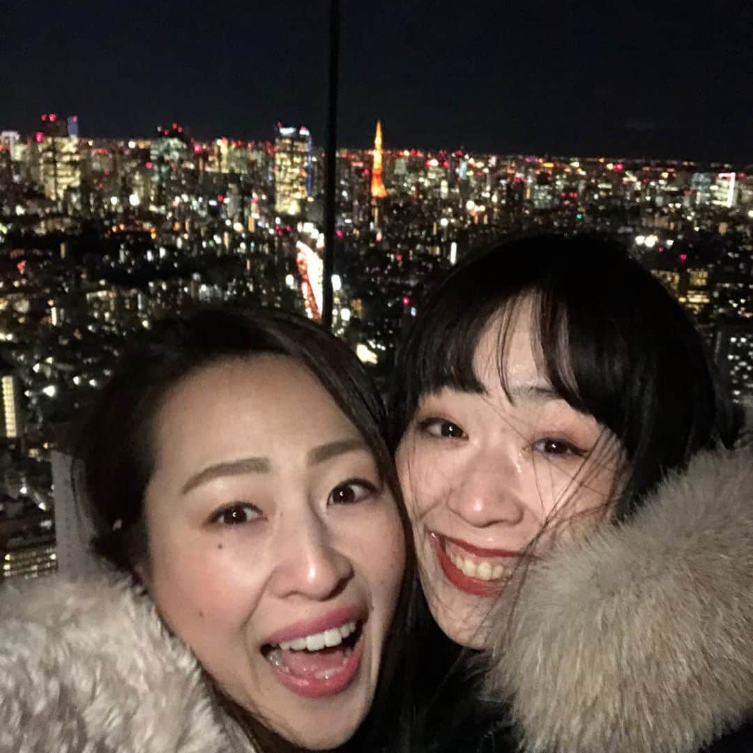 菊池沙都さんのインスタグラム写真 - (菊池沙都Instagram)「With Kei ♡♡♡ Bostonで出会ったとても大切な友達。 #Tokyo#Shibuya#Shibuyasky  #スクランブルスクエア#渋谷スカイ  #けいとの思い出はありすぎる 3枚目以降は渋谷スカイと見せかけマンションの屋上🌃」2月7日 10時30分 - satochin30
