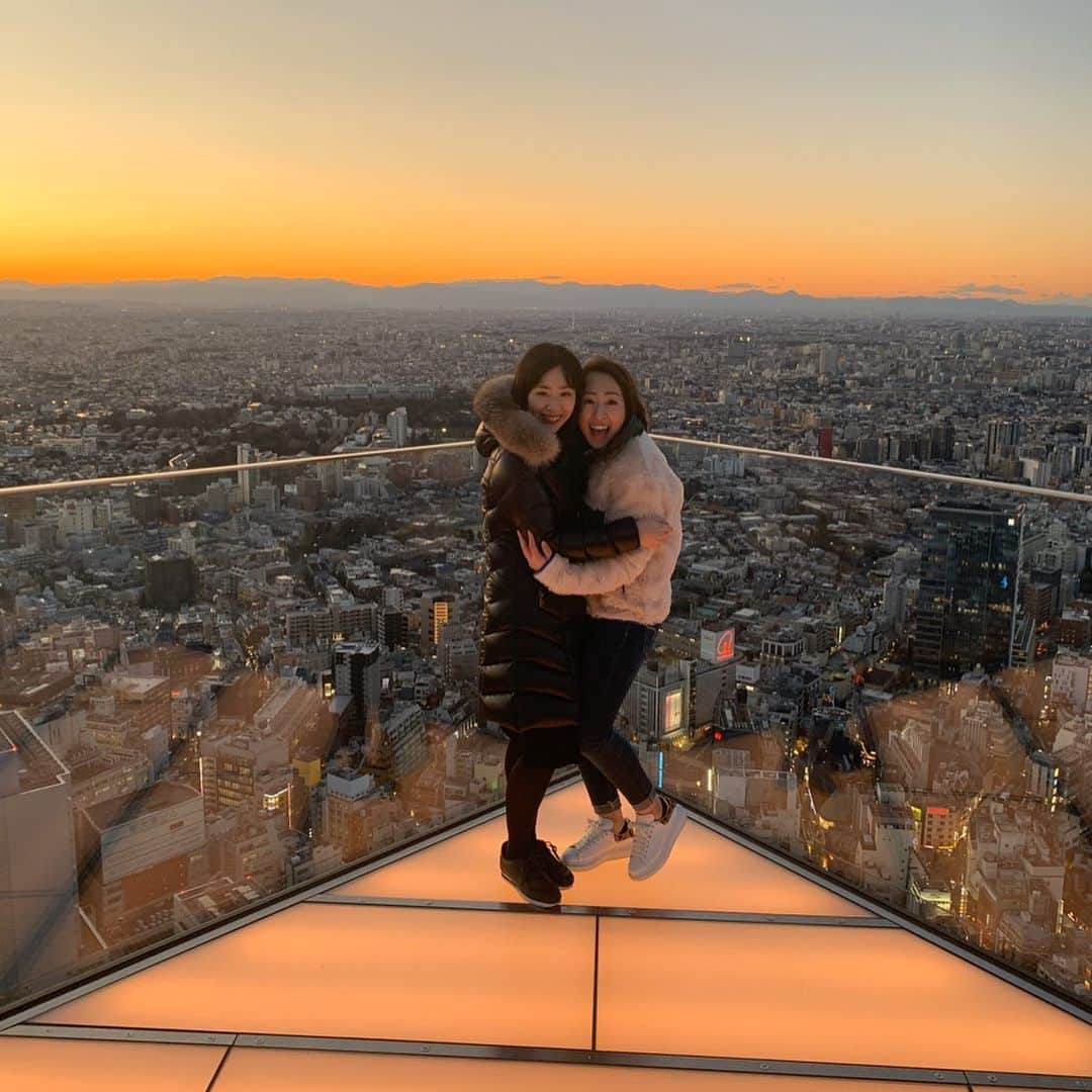 菊池沙都のインスタグラム：「With Kei ♡♡♡ Bostonで出会ったとても大切な友達。 #Tokyo#Shibuya#Shibuyasky  #スクランブルスクエア#渋谷スカイ  #けいとの思い出はありすぎる 3枚目以降は渋谷スカイと見せかけマンションの屋上🌃」