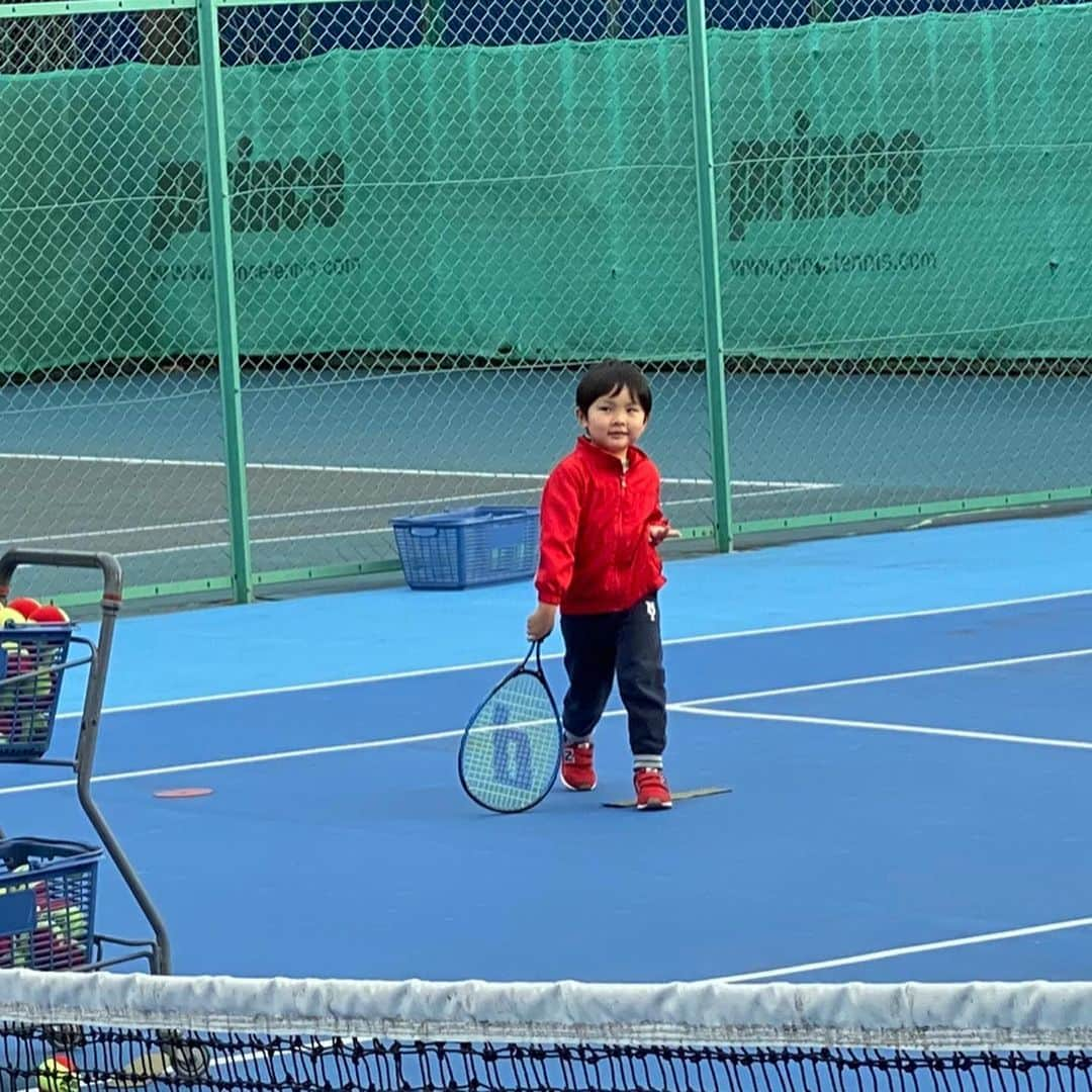 杉山愛さんのインスタグラム写真 - (杉山愛Instagram)「先日のパームでのテニス🎾 みんなとのグループレッスンの前に 「ママとやりたーい‼️」 と言うので、プライベートレッスン🎾 苦手だったバックハンドも上手く捉えられるようになってます🤗  この日はグループレッスンも楽しかったらしく、レッスン終了時に 「まだやりたーい😭まだテニスする〜😭」と大泣き🤣 そんな日もあるんだね😌」2月7日 10時23分 - aisugiyamaofficial