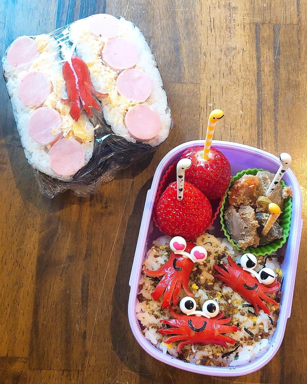 のインスタグラム：「【カニさん弁当です！】﻿ ﻿ ﻿ ﻿ お早うございます😋😋😋﻿ ﻿ ﻿ ﻿ ﻿ ﻿ 赤ウインナーでカニさん弁当にしよう！！おめめのピックがあるから、楽チン❤️❤️❤️﻿ ﻿ ﻿ ﻿ ﻿ ﻿ 中3のはる兄は夕方にお腹が空くので、魚肉ソーセージのおにぎらずにしました😁杏ちゃんいかがですか❓﻿ ﻿ ﻿ ﻿ ﻿ ﻿ ﻿ ﻿ 杏ちゃん「かわいい❤️❤️❤️」ってさ。やった〜！！ ﻿ ﻿ ﻿ ﻿ ﻿ ﻿ ﻿ ﻿ ﻿ ﻿ ﻿ すると、杏ちゃん「チンアナゴちゃんがいちごたべてる。あんちゃんもたべよう。」ってさ。﻿ ﻿ ﻿ ﻿ ﻿ ﻿ ﻿ ﻿ ﻿杏ちゃん、まじで食べんな😫😫😫 ﻿ ﻿ ﻿ ﻿ #みきママ #お弁当 #幼稚園弁当  #キャラ弁 #カニ #タコ  #obento #onigiri」