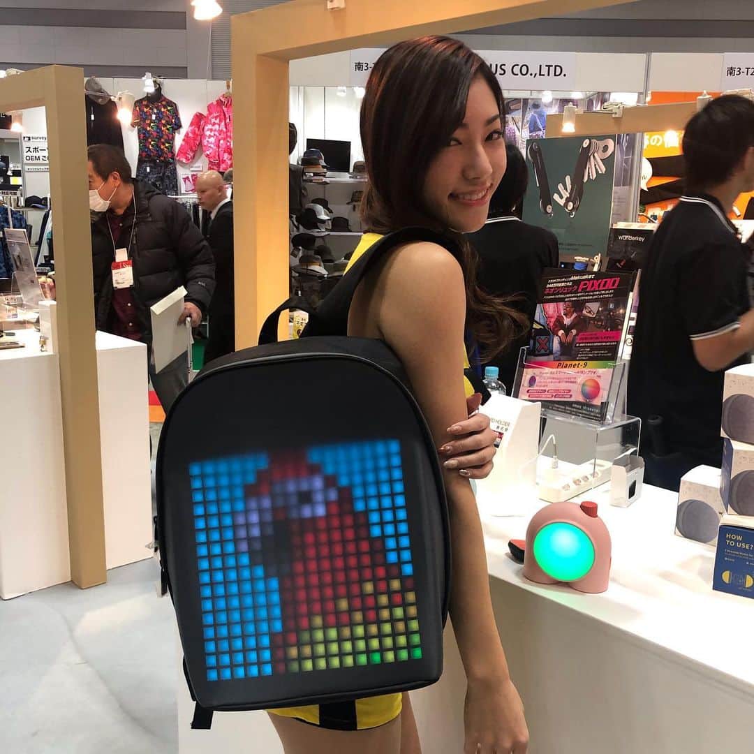 のインスタグラム：「#ギフトショー です！💕 かわいいグッズいっぱい💓 ・ ・ ・  #pixoo #可愛い#リュック #planet9 #光るリュック  #おしゃれ　#動く絵 #オリジナルリュック」
