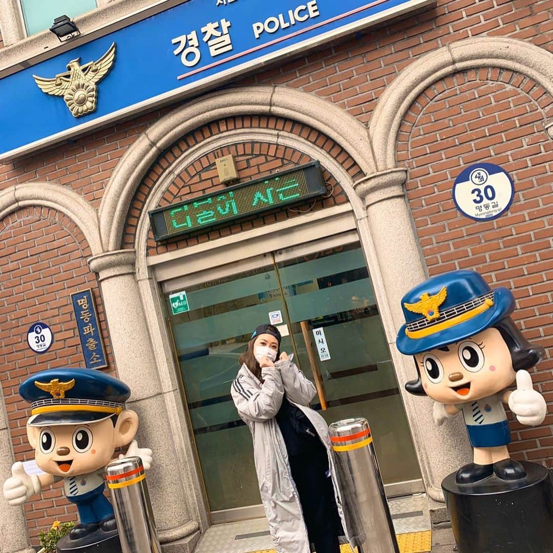 鷲巣綾乃のインスタグラム：「. . . . 🇰🇷✈︎💕 . . . なぜか韓国の警察署前で撮影ｗ . 2人でいると写真が少ないｗ でも映えとか一切気にせずに 写真すら撮れなかった瞬間とか SNSには載せれない事が本当は1番楽しい時だよね！ と、最近2人で話してる🖤🤫 . めっっっちゃ楽しかったなぁ！ 韓国4回目だけど初めていっぱいで ありがとうがたくさんです💓 #カムサハムニダ 🙏 次の旅行もたのしみ！！！ . #彼氏と初海外 #韓国 #韓国旅行 #海外旅行 #韓国の地下鉄チャレンジ 🚃 #明洞 #南大門 #東大門 #Seoul #ソウル #Korean」