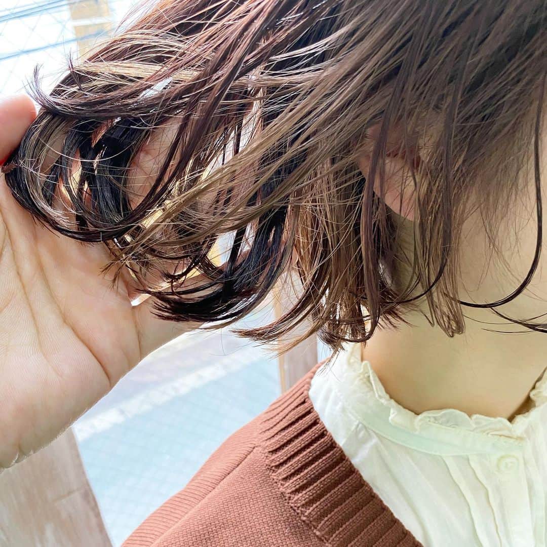 福元雄一郎さんのインスタグラム写真 - (福元雄一郎Instagram)「. インナーカラーはブリーチありの #福元オリジナルカラー  ピンクラベンダーにハイベージュのインナーカラー✨✨✨ ———————————————————————— ◇自分に似合うボブを見つけてほしい。 ◇フィットするボブにしたい。 ◇髪質も骨格もカバーしてほしい。 そんな方は福元まで🙆🏻‍♂️ ———————————————————————— 髪質、骨格を見極めて、 一人一人にあわせた オーダーメイドカットお任せください✂︎ ———————————————————————— #イロンナカタチ  #ショートは福元まで ◇ご予約はDMでも承っております🙆‍♂️ . . . #switchhairFUKUOKA #switch  #switchhair  #福岡美容室  #大名美容室  #天神美容室 #ショートヘア #ボブ #福岡ショート #福岡ショートヘア」2月7日 10時54分 - yuichiro0522