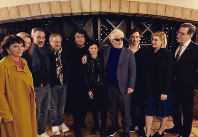 トッド・フィリップスのインスタグラム：「Alright, this was pretty amazing. @theacademy annual Oscar Nominee dinner (Directors branch). Here I am with Susanne Bier, Steven Spielberg, Bong Joon Ho, Kimberly Pierce, Pedro Almodovar, Noah Baumbach and Greta Gerwig. Dawn Hudson & David Rubin (from the Academy) joined us as well. Very special night.」