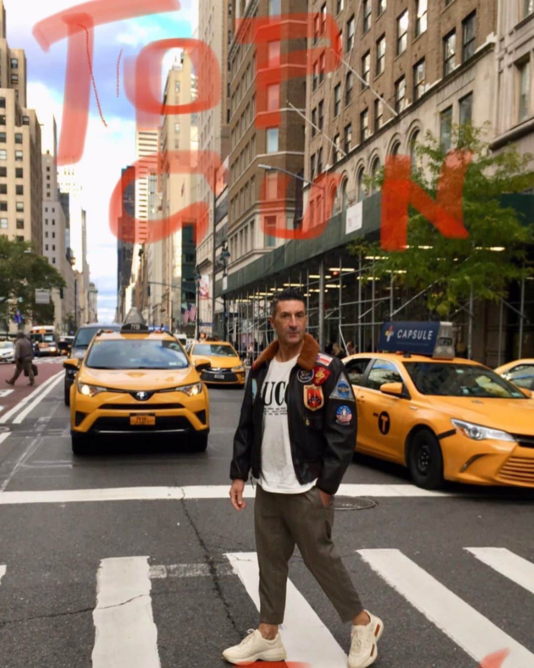パンツェッタ・ジローラモのインスタグラム：「#topgun #movies #new #the #original #latherjacket #newyork #very  #nice #america #usa #tomcruise #girolamopanzetta #haha #alway #thankyou ....this jacket is the original used in the movie... the new ....i went to the showroom and I rent for that pic」