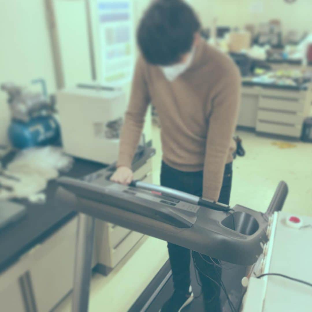 のインスタグラム：「・ SEA BREEZEインソールの機能検査のため、検査機関にて歩行試験を行ってきました🚶🏻‍♂️👟 ・ 1日歩いたので大変でしたけど、しっかり検査して良いものをデビューさせたいので頑張ります(^O^)／✨ ・ ・ I went to an inspection authorities for inspecting new SEA BREEZE insoles.👣🥾 ・ It was tiring to walk all day long, but I made an effort to do it for producing a high quality insoles👍 ・ ・ #insoles #インソール #shoes #靴 #靴好き #シューズ #SEA BREEZE #シーブリーズ #青春 #爽快感 #快適 #gel #gelinsoles #ゲル #ゲルインソール #walking #ウォーキング」