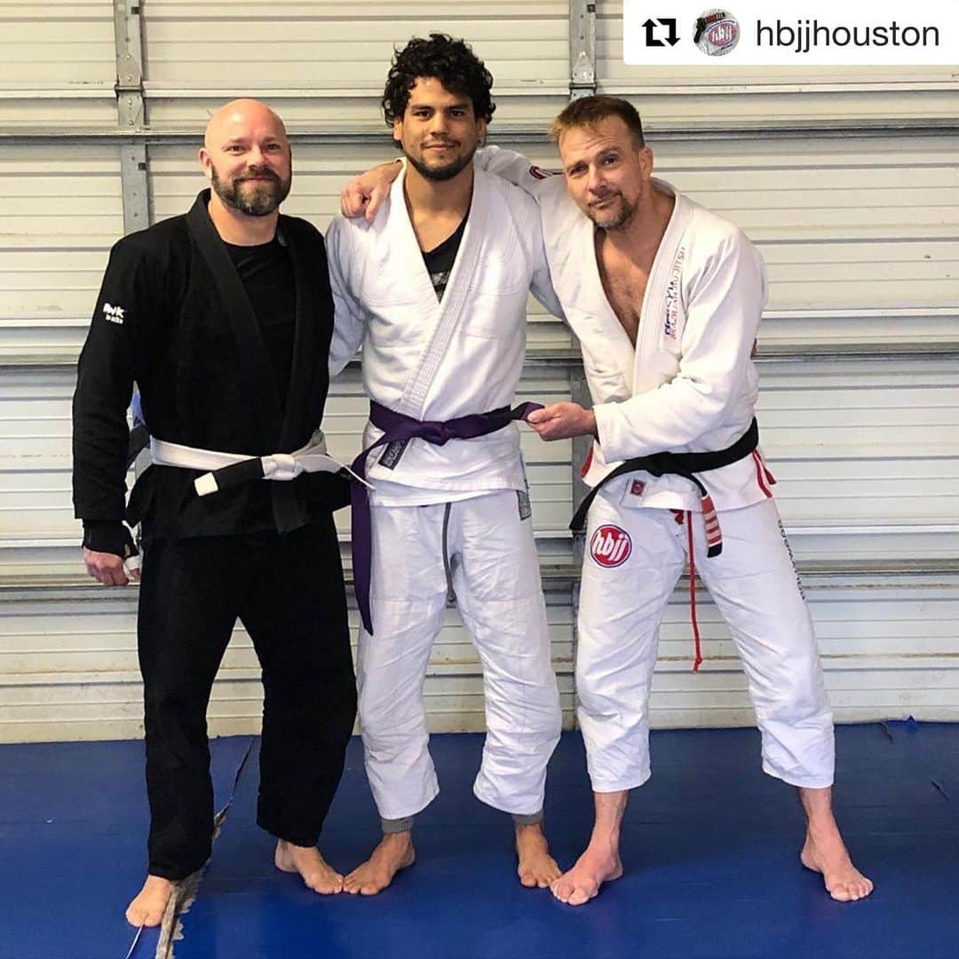 ショーン・パトリック・フラナリーのインスタグラム：「#Repost @hbjjhouston ・・・ @jersonlopez91 ... A brand new... and incredibly technical purple belt. And a wonderful representative of fundamental @renzograciebjj & @ricksongraciejj BJJ. @jjgfed @hollywoodbjj @paragonbjj @rodrigoantunesbjj @henryakinsbjj」