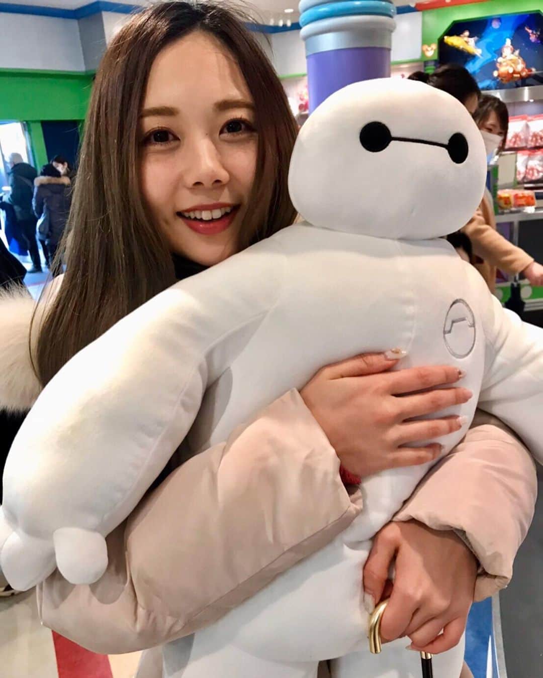 西村季里子のインスタグラム：「・ 抱き心地が忘れられなくて お持ち帰りした （ ●―● ） ちなみにベイマックスを 見たことはない （ ●―● ） . 他にもお土産買っちゃって 次の日筋肉痛だった💪🏻💪🏻 . 仕事のとき、 デスクワークのお供にしようと思ったけど やっぱり寂しいから一緒に寝てる✌🏻 でかいプーさんと中くらいプーさんと 新たにベイマックスが加わったから 最近ベッドが狭いんだよなぁ .  #disney#disneyland #land #tokyodisneyland #tokyodisneyresort  #ディズニー#ディズニーランド #ランド#東京ディズニーランド  #ベイマックス#ぬいぐるみ #抱き心地最高#お土産#筋肉痛 #プーさん#ベッド狭い問題#幸 #follow#followｍe」