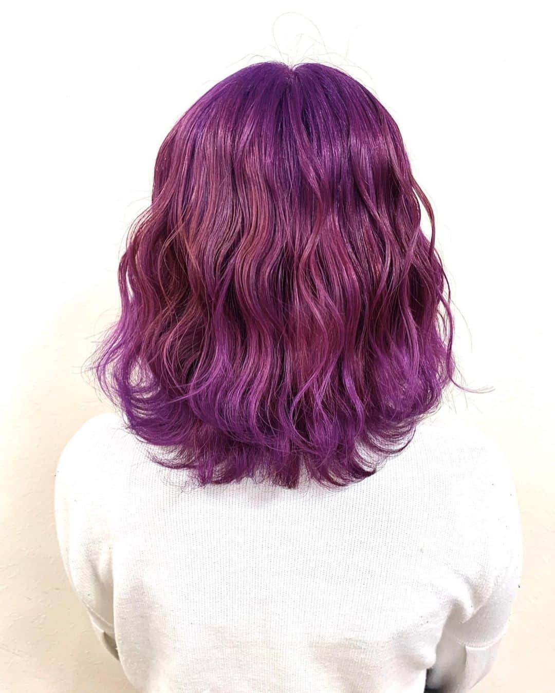 salon PRATiNO(サロンプラチノ)のインスタグラム：「. 💜パープル💜. . ブリーチ→カラーバターでパープルに✨ ビビッドカラーは当店にお任せあれ🧚🏻💫 . . 【CLAVIS PRATINO】 ◇月曜日～土曜日 11:00～20:00 ◇日曜日 11:00～18:00 ※定休日なし ※時間外はお問い合わせください。 愛知県名古屋市中区錦3-4-19石垣ビル７Ｆ ☎︎052-962-7017 . #hairstyle #hair #cornrow #braids #clavispratino #spiralperm #pratino #hairsalon #nagoya #haircolor #love #派手髪 #外国人風カラー #バレイヤージュ #グラデーション #コーンロウ #ブレイズ #スパイラルパーマ #特殊ヘア #ブラックヘア #美容室 #ヘアサロン #ヘアスタイル #ヘアカラー #クラビスプラチノ #名古屋 #栄 #錦」