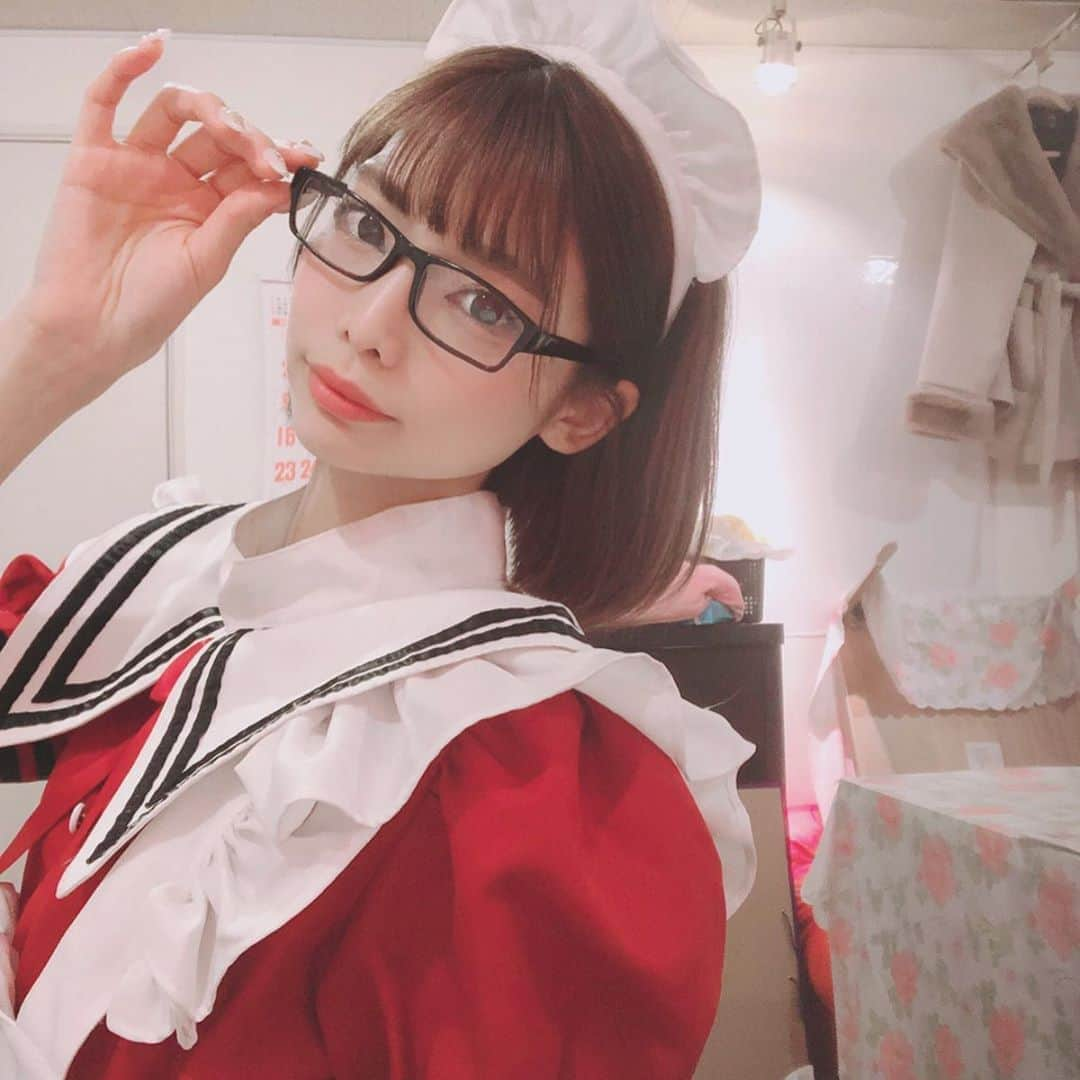 米倉みゆさんのインスタグラム写真 - (米倉みゆInstagram)「. メガネ×メイド服 👓×👗 . . . #秋葉原トリプルセブン #トリプルセブン #秋葉原カフェ #秋葉原メイド #コンカフェ #コンセプトカフェ #カフェバー #メイド喫茶 #メイド #メイド服 #メイドカフェ  #可愛い女の子 #パッツン前髪 #秋葉原グルメ #自撮り #メガネ女子 #メガネコーデ  #めがね女子 #眼鏡女子 #フェチ #黒縁メガネ #メガネ好き #ショートカット #ショートボブ #sunglasses #followｍe #japanesegirl #Japanese #japanesegirls #cutegirls😘」2月7日 11時26分 - yone__miyu630