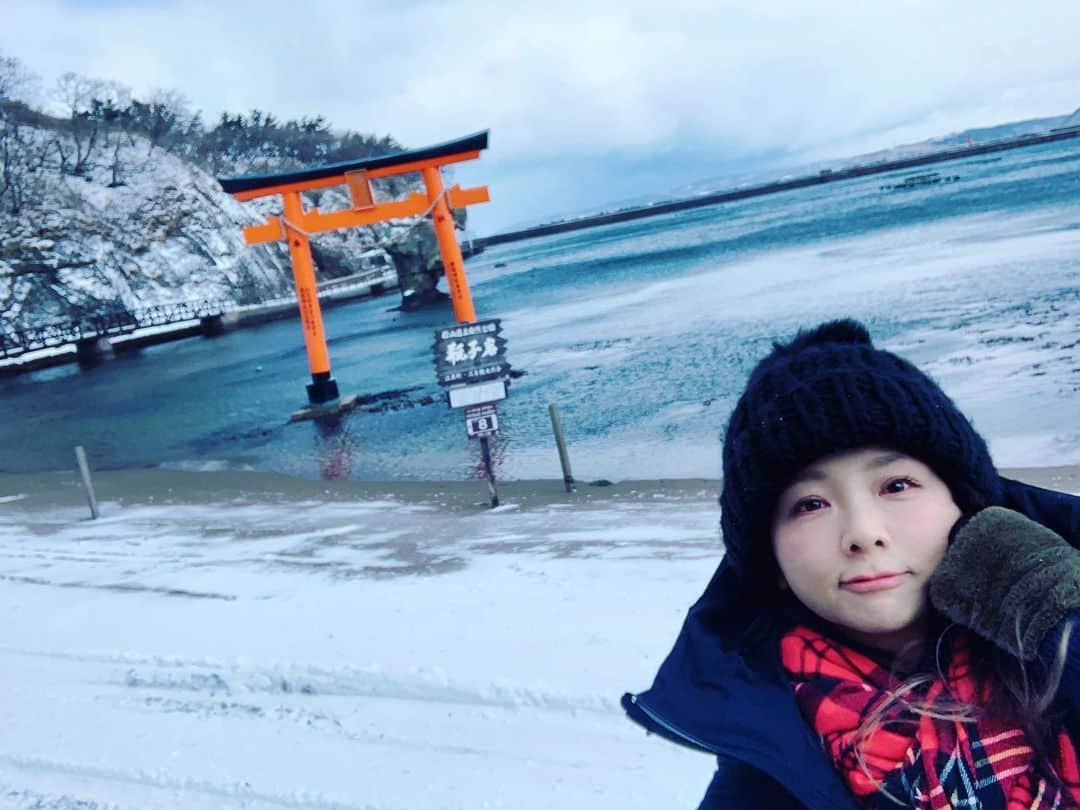 宍戸留美のインスタグラム：「#瓶子岩　#江差　#北海道　#かもめ島 #奇岩　#鳥居　#japaneses #hokkaido #檜山郡 #雪　#冬　#セルフィー #自撮り棒」