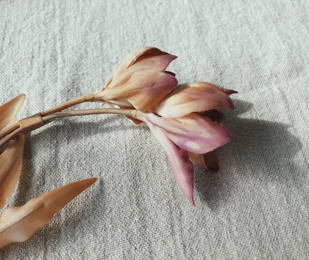 金子渚さんのインスタグラム写真 - (金子渚Instagram)「那須の @1970turbo に造ってもらった60’ ヴィンテージフラワーのコサージュ🥀 色合い、花弁がターボの繊細さが随所に見受けられていつまでもみてられる。 春になったらライダースやジャケット、白Tにじゃらじゃら付けて着こなしたい。あ〜楽しみ✨」2月7日 11時33分 - nagisakaneko