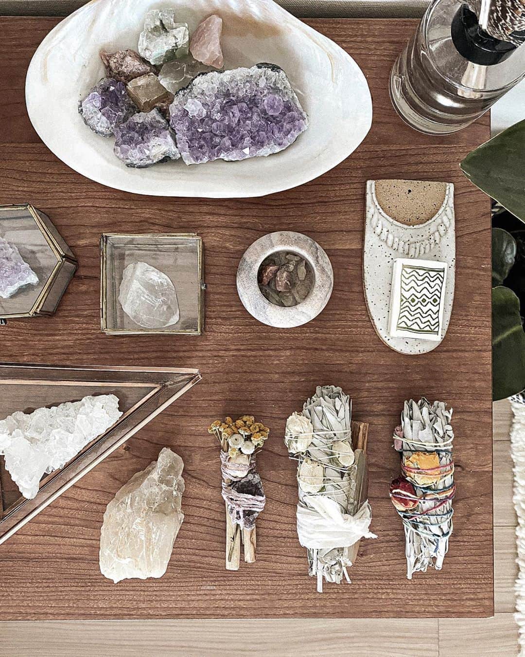 Manamiのインスタグラム：「🌿🪐🐚🌙🔮🌼 自分のお気に入りスペースを作ると なんか嬉しいしそこを綺麗にしたくなるよね🌿 リラックススペースとか、見るだけでうふふってなる空間🥰 そんなお気に入りスペースをどんどん増やすと お部屋が割と綺麗に保たれる🌿 お部屋の全部いつも綺麗！は難しいから 汚くしていいスペースを一角だけ作ってる💩 そうするとお片付けが簡単になる😙☝🏽 ㅤ #マナシカの家 #stones #smudge」