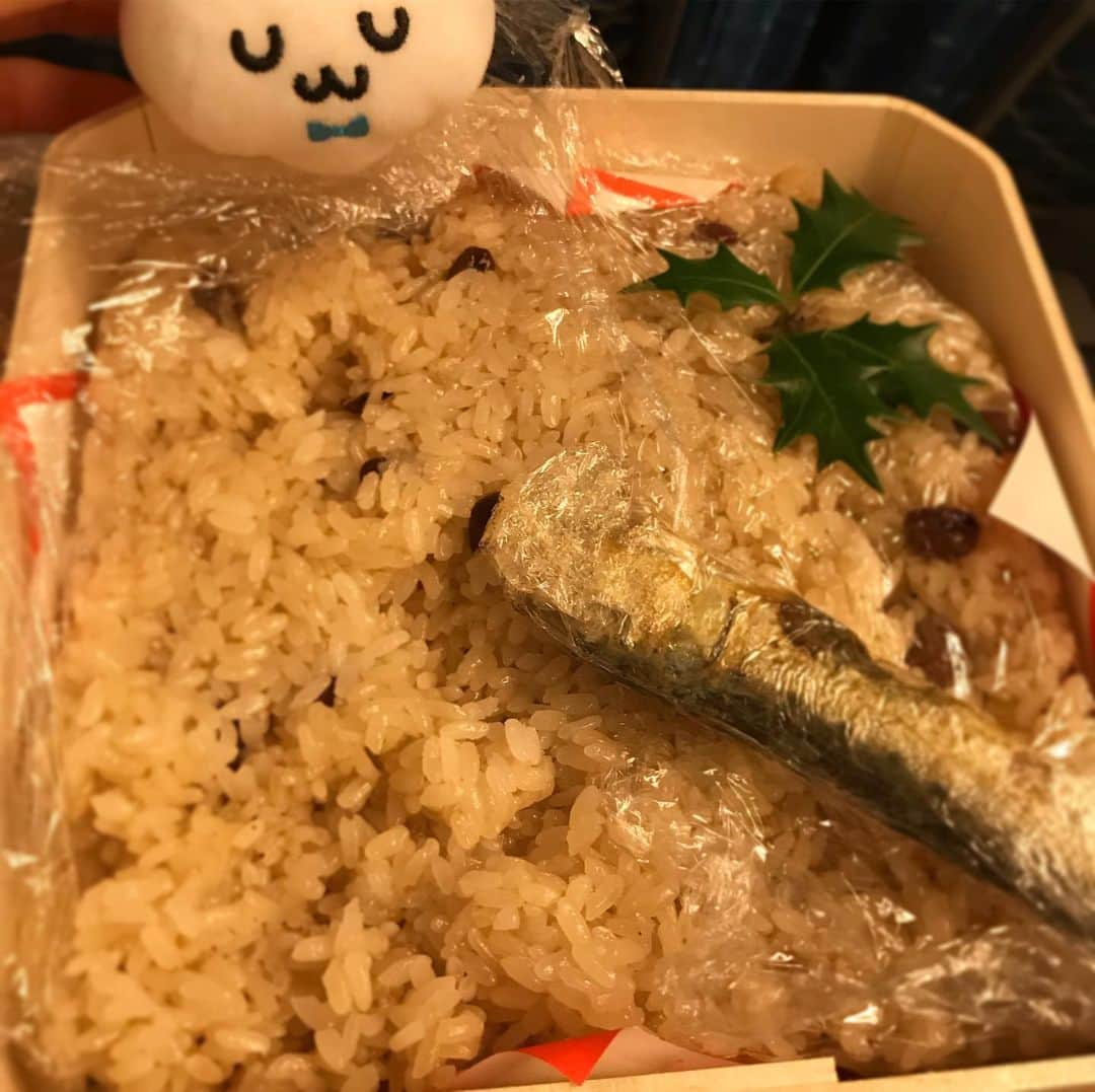 寺嶋由芙さんのインスタグラム写真 - (寺嶋由芙Instagram)「なんとー！伊勢神宮の内宮にもお参りできました(ﾟωﾟ)♪手水場じゃなくて川で手を清めるのがツウらしい！透き通ってて、すごくきれいな川でした…！周りは普通に道路で、車でも来られる場所なのに、伊勢神宮の中、すごく静かでびっくり！神聖な場所なんだなあと、改めて感じました(ﾟωﾟ) ・ 二見興玉神社さんにお赤飯をいただいたのだけど、なんと鰯や柊も入ってた！節分オールスターズ！豆まきは毎年やってたけど、その他のことまでこんなにちゃんと節分するの、生まれて初めてかも…有り難い経験でした👹 ・ そして先ほど、「#ゆーふらいとⅡ」のプロモーションで、#FM三重　#レディオキューブさんにお邪魔してきたよ！今年は何かと三重にご縁があって嬉しい(ﾟωﾟ)♪またたくさん来たいなー！ ・ #三重県　#伊勢　#二見興玉神社　#伊勢神宮　#内宮　#お伊勢参り　#五十鈴川　#節分　#福娘　#アイドル　#お赤飯　#鰯　#柊　#だいふく日記　#idol #japaneseidol #japaneseshrine」2月7日 11時49分 - yufu_terashima