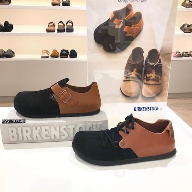 のインスタグラム：「【本館　５F　BIRKENSTOCK】 新作入荷しました！　【ロンドン/スエードブラック×コニャック】 . ビルケンシュトック　ペリエ千葉店です！ 定番シューズ【ロンドン】に新色が登場いたしました。 . アッパーは足あたりの優しいスエード素材、踵部分は型崩れしにくいスムースレザー 仕様です。 スエードブラックがコニャックを引き立ててくれるので、ロンドンの形も一層際立ち ます。 オールサイズナロー（幅狭）展開なので大きなサイズもいつもより丸みが取れたデザ インです。 同じ配色でのモンタナもご用意があります！ . ぜひお気軽にお立ち寄りくださいませ♪ ◆展開サイズ：幅狭35～43（約22.5～28.0cm） ※撮影は室内で行われており、ライティングにより実物と色味が少し異なる場合がご ざいます。ぜひ店頭にてご覧ください。 ※天然皮革を使用しているため革の風合いや質感に個体差がございますので予めご了 承ください。 ※天然皮革に染色をしており、汗や雨などの湿気、摩擦などによって色落ちし、靴下 などに着色する可能性がございます。」