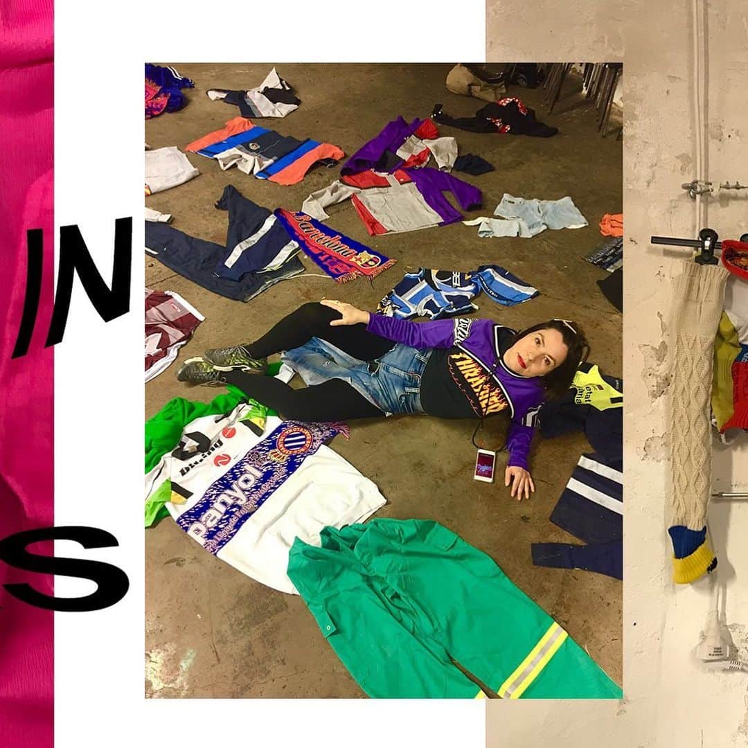 アンドレアクルーズのインスタグラム：「Here @maroussia_rebecq, creator of AC, living her best life in an atmosphere perfect for her, full clothes, a good team energy with the @bau_bcn students who have learned how to reused old clothes by forming new unique pieces 🌟  #bau_bcn #workshop #upcycling #reuseclothes #stopwasting #futurisnow #uniquepieces #rare #buydifferently #renewtheessential #notjustaproduct #notafashionvictim #beamaker #notaconsumer」