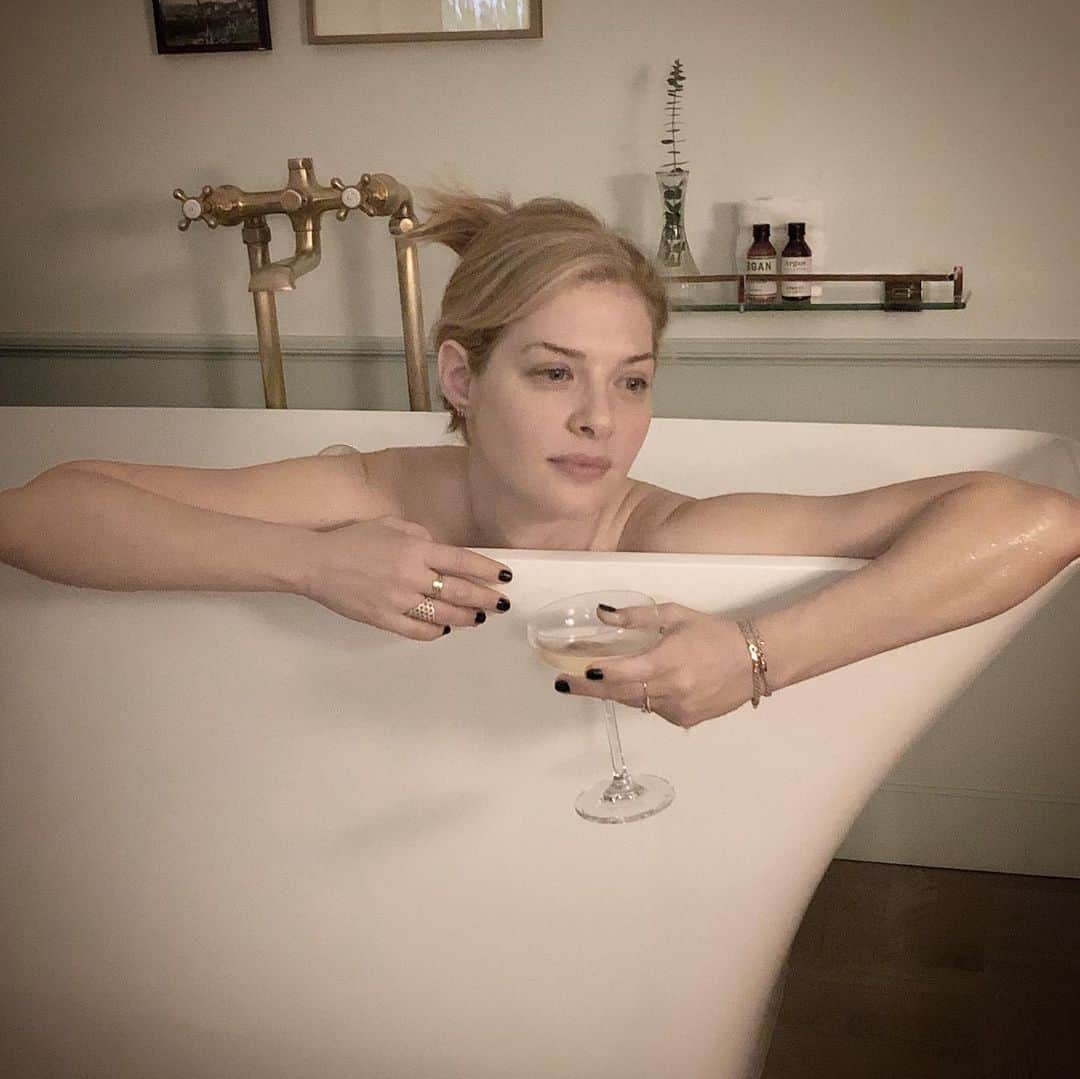 レイチェル・レフィブレのインスタグラム：「Thank you @chriscrary for the most extraordinary 24 hour birthday staycation I could have imagined. Thank you @thenomadhotel Los Angeles for transporting this tired mamma to a magical refuge of art, cocktails, world-class service and sleep. I’m counting the days until we can come back. *not an ad, just obsessed. hubby paid for this gift 💋」