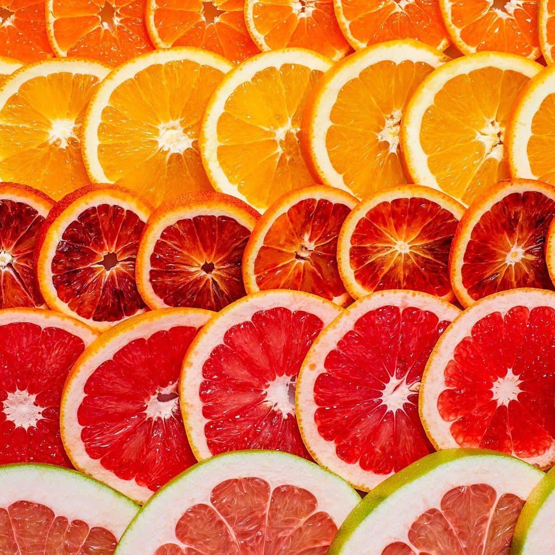 Whole Foods Marketさんのインスタグラム写真 - (Whole Foods MarketInstagram)「It’s a citrus celebration! From Cara Caras to Sumos, check out our Stories or click the #linkinbio to learn about 11 citrus fruits that peak in winter.」2月7日 3時15分 - wholefoods