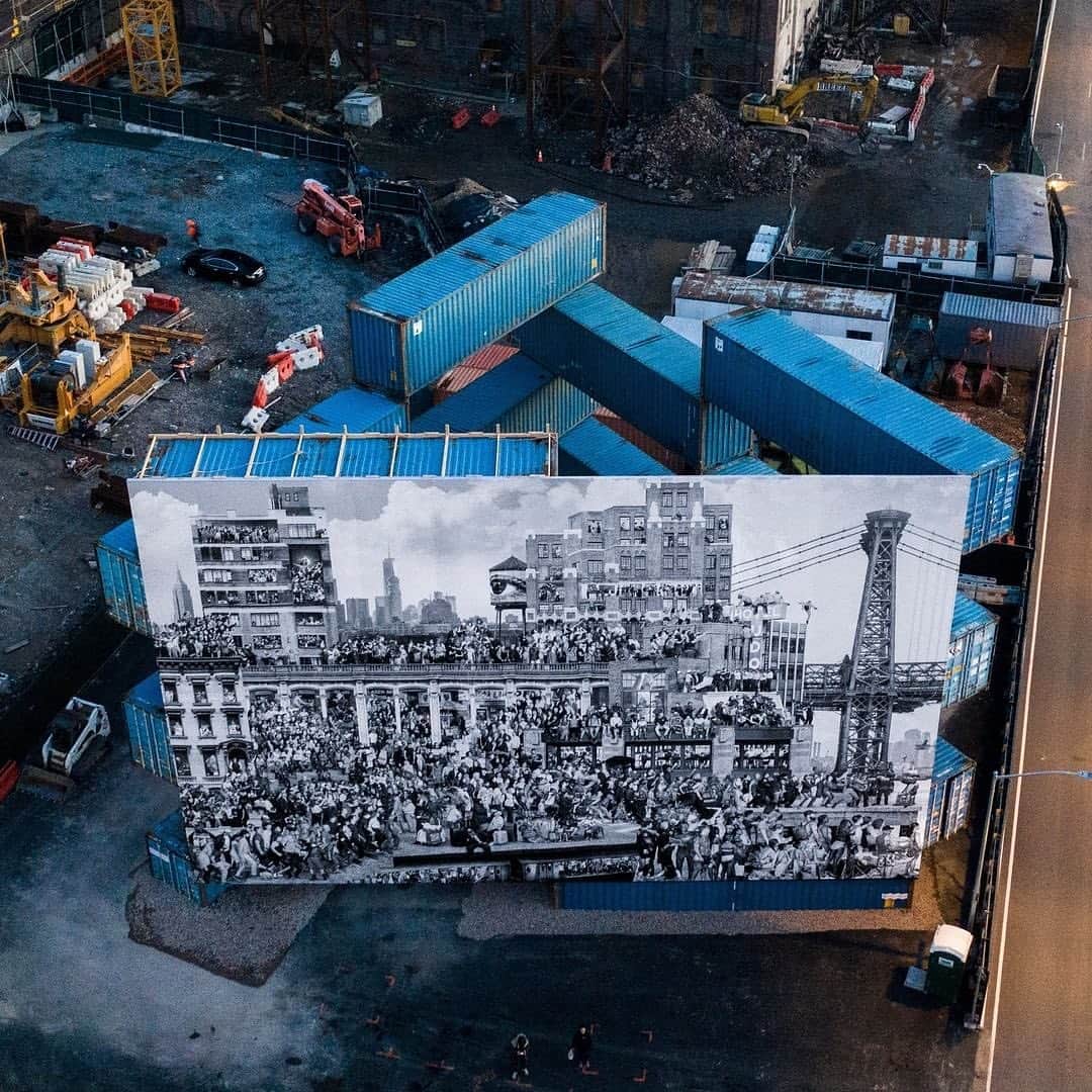 HYPEBEASTさんのインスタグラム写真 - (HYPEBEASTInstagram)「@hypebeastart: To further commemorate his monumental “Chronicles” exhibition at the @brooklynmuseum, renowned French artist JR has completed a massive new mural on a triangle stack of shipping containers in New York City’s Domino Park. For the mural, the artist photographed over 1,000 New York residents and reproduced them on a large scale. Click the link in our bio to learn more.⁠⠀ Photo: Marc Azoulay」2月7日 3時16分 - hypebeast