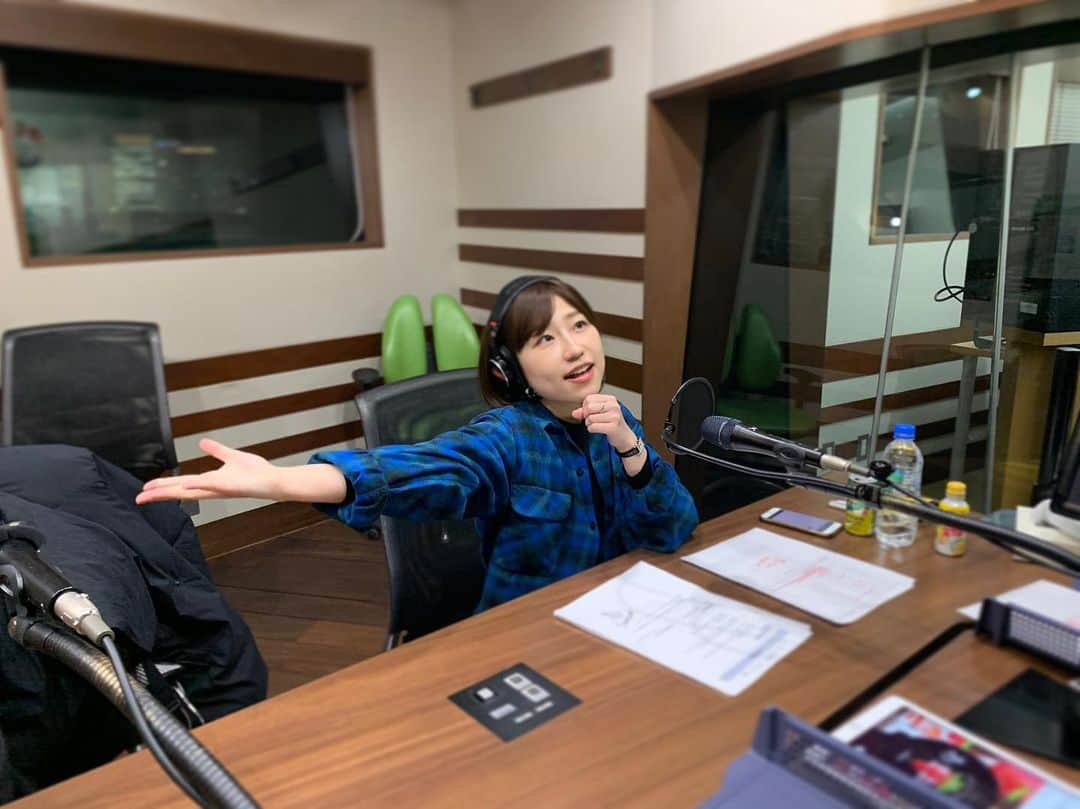 関取花のインスタグラム：「今週もTokyoFM「ねるまえのまえ」お聴きいただきありがとうございました😊来週も水・木曜日の夜8時〜よろしくお願い致します📻写真は生放送中の私です。何やってんだこれ。 ちなみに来週の木曜日は、ねるまえのまえの後の番組、「SCHOOL OF LOCK!」にも出演させていただきます🗝こちらもぜひ聴いてくださいね！」