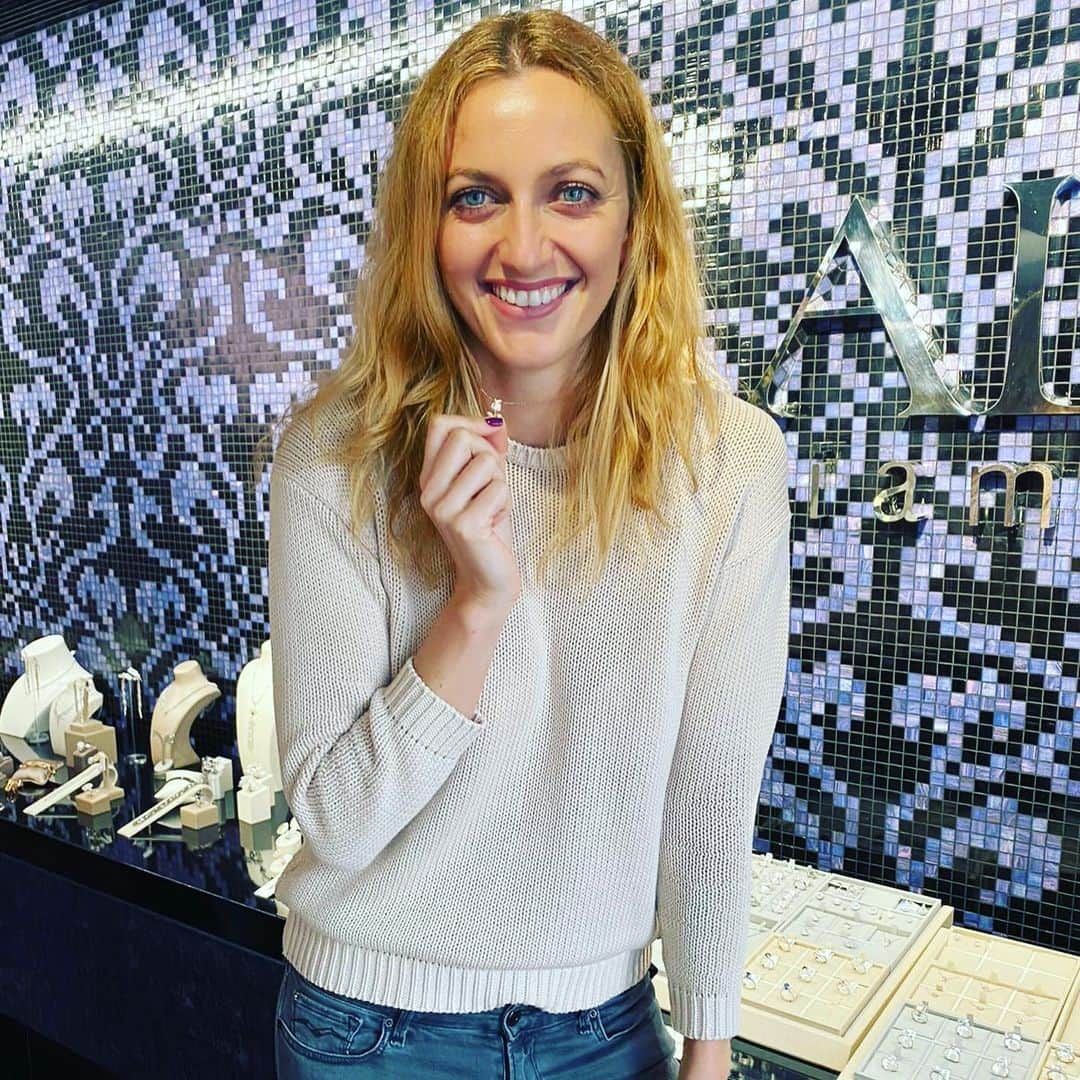 PetraKvitovaさんのインスタグラム写真 - (PetraKvitovaInstagram)「What's better than drinking coffee and browsing beautiful jewelry after practice? 🤔☕️💎 @alo.diamonds」2月7日 4時02分 - petra.kvitova