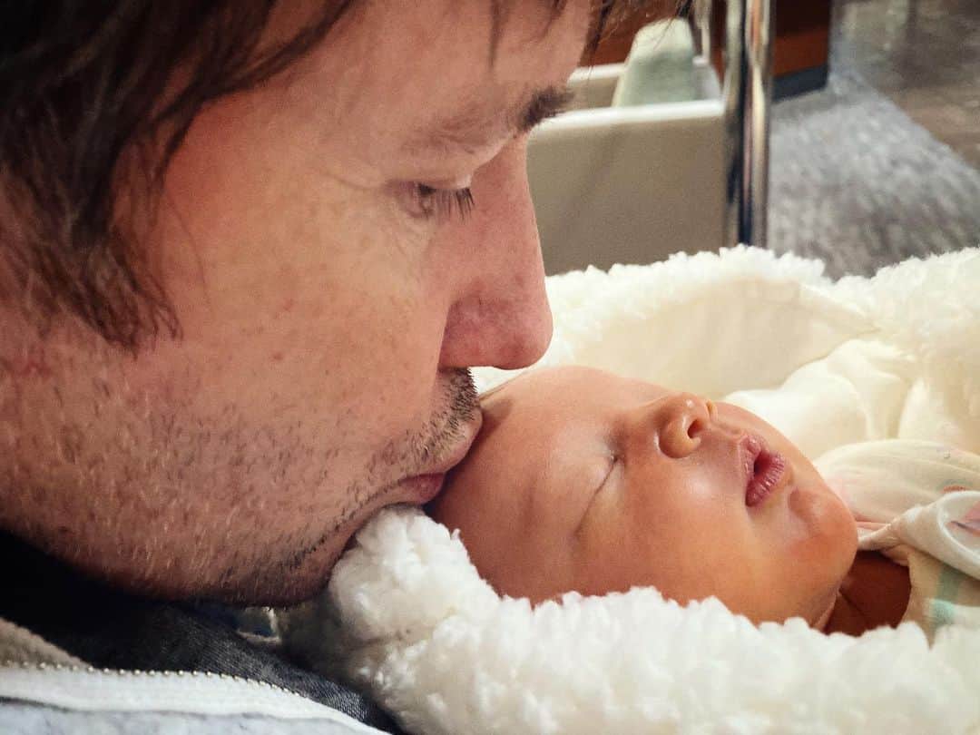 ミラ・ジョヴォヴィッチのインスタグラム：「What an amazing Papa. To say I’m lucky to have this man in my life is an understatement. How sweet and caring he is, how helpful and present. Staying up all night to help with the baby, always asking before I do if he can get something for me. He’s been like this from the very beginning, kind and thoughtful and loving and just the most wonderful man to myself and our children. I say it often but can never say enough how lucky we are to have him in our lives. We love you Papa. With all our hearts. ❤️ #paulwsanderson #osianlarkelliot」