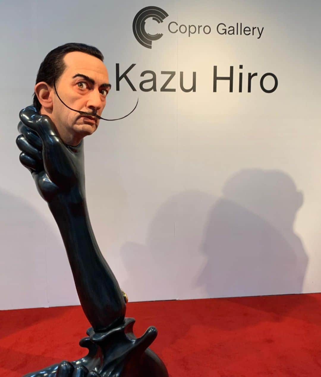 シャーリーズ・セロンさんのインスタグラム写真 - (シャーリーズ・セロンInstagram)「Absolutely blown away by this guy’s work last night at the LA Art Show. If you have a chance to check it out in person this weekend, I 100% recommend it. His sculptures are just unreal to witness in person. Kazu, your talent is unbelievable and I’m so lucky to call you a friend! 🤍」2月7日 4時10分 - charlizeafrica