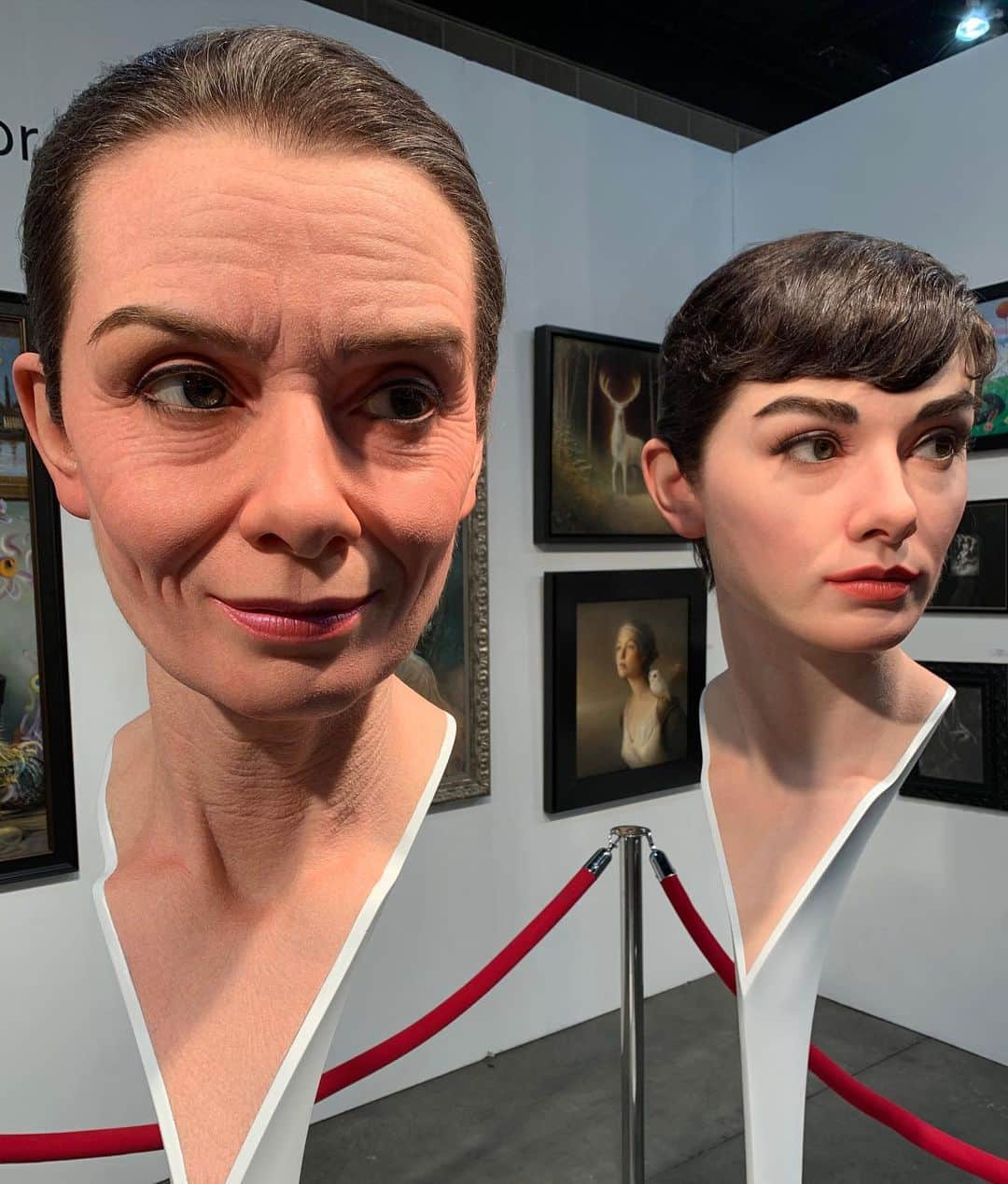 シャーリーズ・セロンさんのインスタグラム写真 - (シャーリーズ・セロンInstagram)「Absolutely blown away by this guy’s work last night at the LA Art Show. If you have a chance to check it out in person this weekend, I 100% recommend it. His sculptures are just unreal to witness in person. Kazu, your talent is unbelievable and I’m so lucky to call you a friend! 🤍」2月7日 4時10分 - charlizeafrica