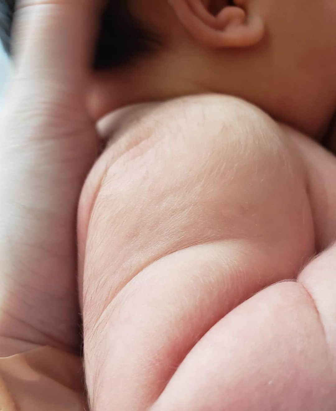 MayaTのインスタグラム：「I can’t believe I get to keep her forever🦋  #newmom #newborn #babygirl #momlife」