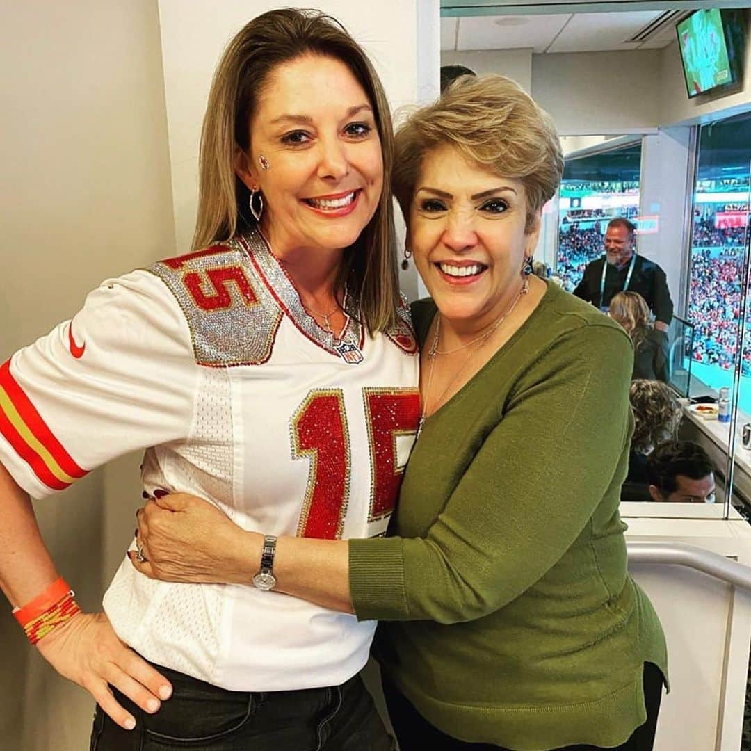 ジェニファー・ロペスさんのインスタグラム写真 - (ジェニファー・ロペスInstagram)「Proud mamas!! ✨💕✨ #LupeLopez @tootgail #RandiMahomes #SuperBowLIV #SBLIV 📷: @lyndalopez08」2月7日 4時26分 - jlo