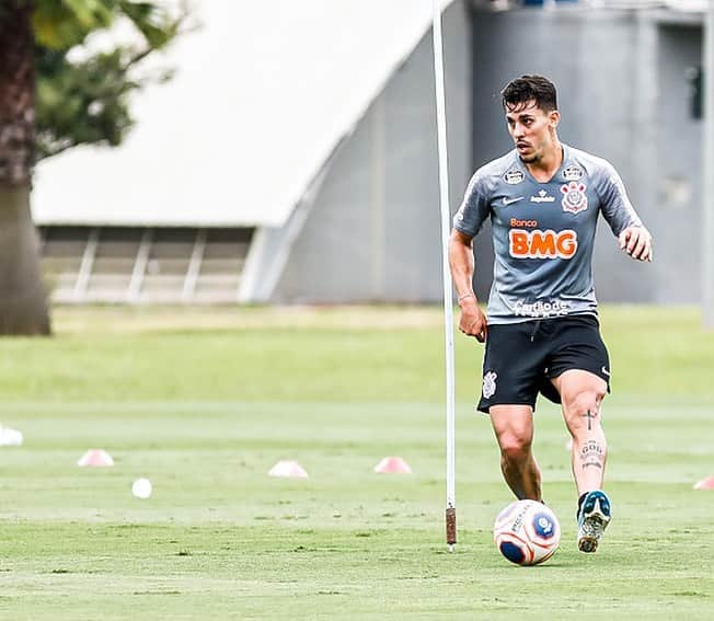 ダニーロ・フェルナンド・アベラールのインスタグラム：「Step by step ⏳」