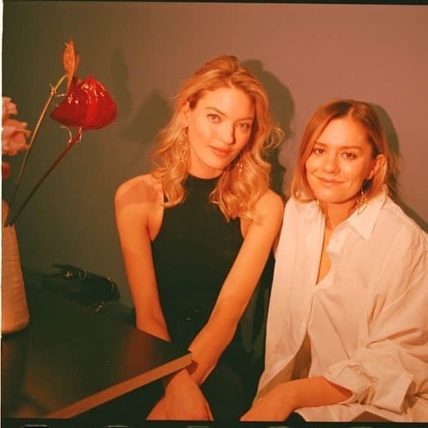 マーサ・ハントさんのインスタグラム写真 - (マーサ・ハントInstagram)「we answered your style questions ^ in bio ^ thanks for joining me @emmajademorrison 🌺」2月7日 5時28分 - marthahunt