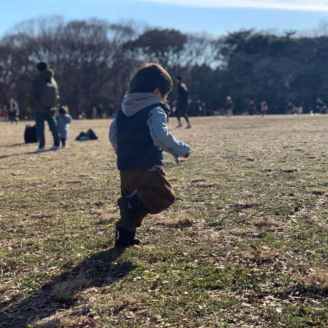 安田美沙子さんのインスタグラム写真 - (安田美沙子Instagram)「最近朝の5時に、息子とはんながのしかかって来て目がさめる。なんか、うなされる😭笑 なので早朝更新。 . . . 先日、家族で代々木公園✨ はんなも、ドッグラン❤️トリミング前だから、かなりの爆発具合。笑 こどもの柴犬に、しきりに遊ぼう！と絡んで行き、じゃれ合っていました🐶 13歳だけど、そんなパワーがあるのが嬉しかった😊✨ . . . 息子はパパとサッカーしたり、代々木公園をボールを蹴りながら一周🏀それだけで、かなりの運動😊 男の子やなぁ。と感じる日々です！毎日疲れるくらい動かせてあげたいな🏃‍♂️ . . . #instagood #park #yoyogipark #hanna #dog #bichonfrise  #13yearsold  #boy #33monthsold #japan  #飛行機の低空飛行が見えた ✈️ #パパコーデ」2月7日 5時39分 - yasuda_misako